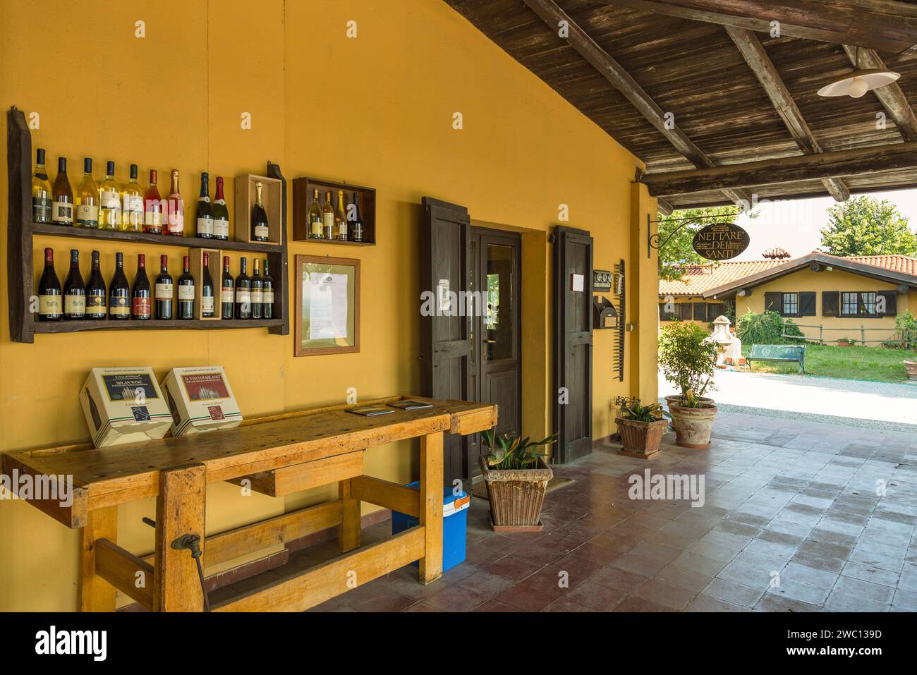 Italie, Lombardie, San Colombano al Lambro, bouteilles de vin local dans la cave Nettare Dei Santi Banque D'Images