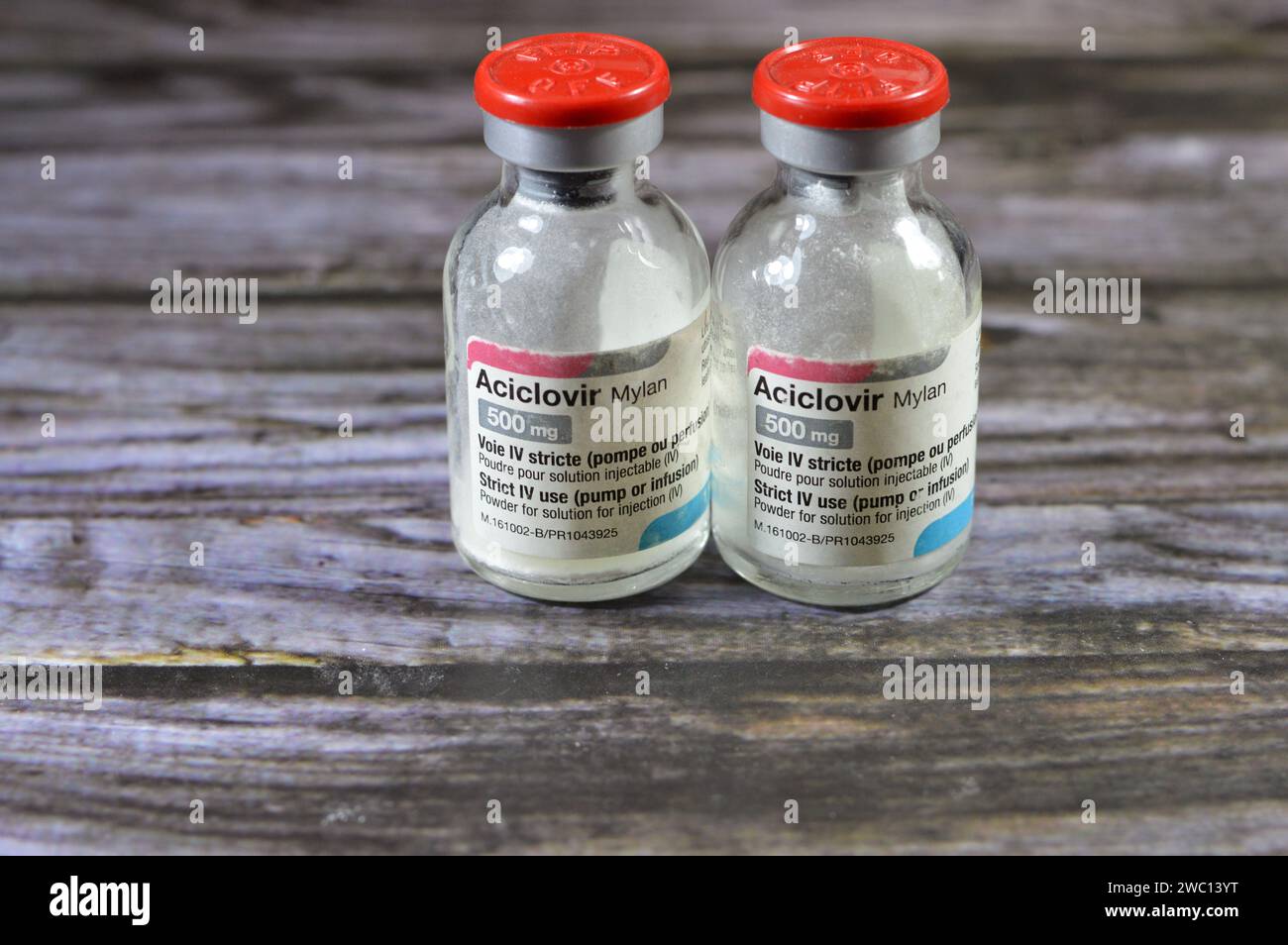 Le Caire, Egypte, janvier 11 2024 : Aciclovir Mylan 500 mg flacon, voie intraveineuse (IV) uniquement (pompe ou perfusion), MYLAN S.A.S. – France, fabricant REIG JOFR Banque D'Images