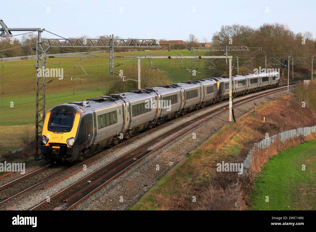 Un train diesel-électrique Super Voyager de classe 221, Avanti West Coast train près du village de Blisworth, Northamptonshire, West Coast main Line, Angleterre Banque D'Images