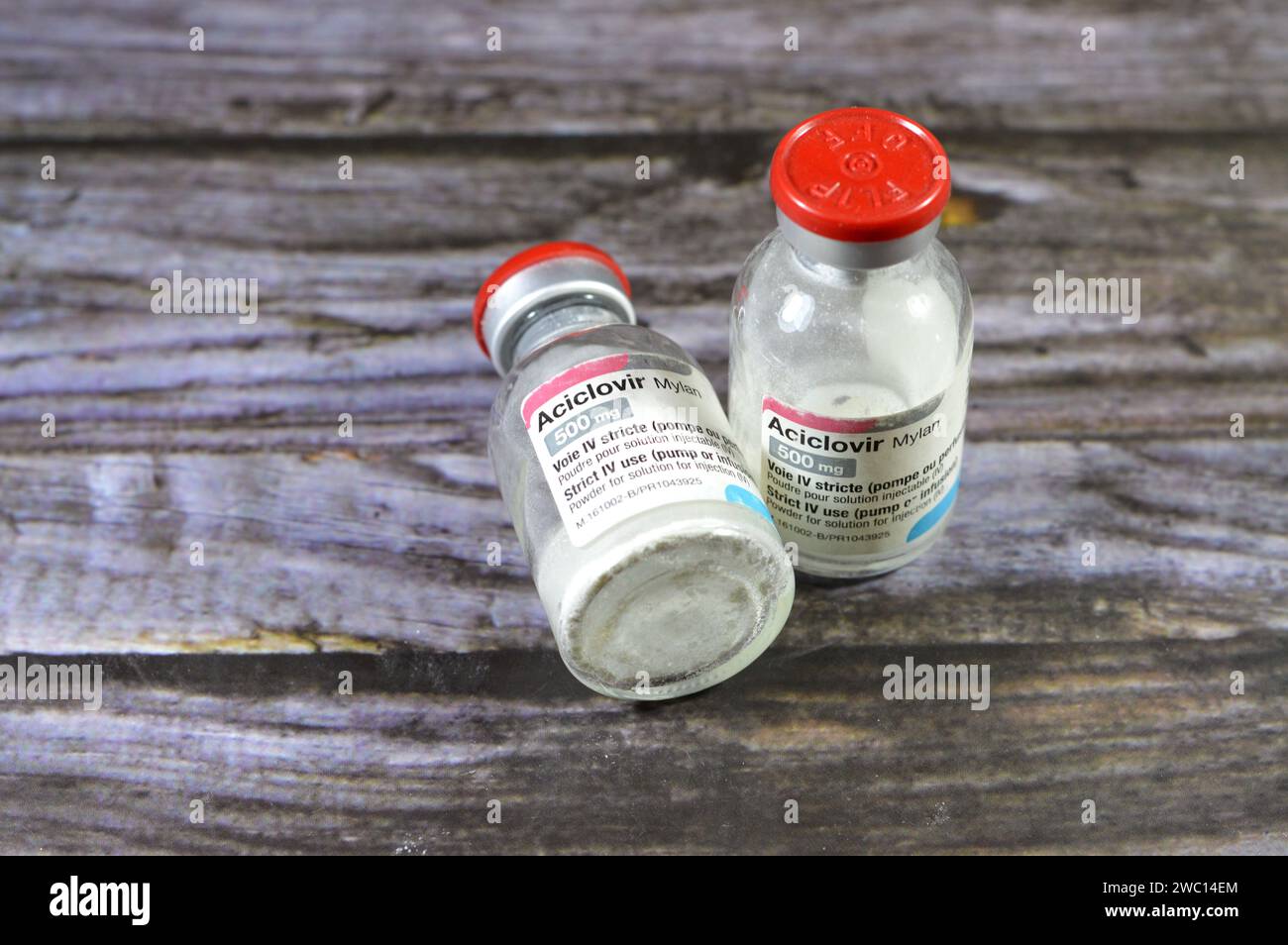 Le Caire, Egypte, janvier 11 2024 : Aciclovir Mylan 500 mg flacon, voie intraveineuse (IV) uniquement (pompe ou perfusion), MYLAN S.A.S. – France, fabricant REIG JOFR Banque D'Images