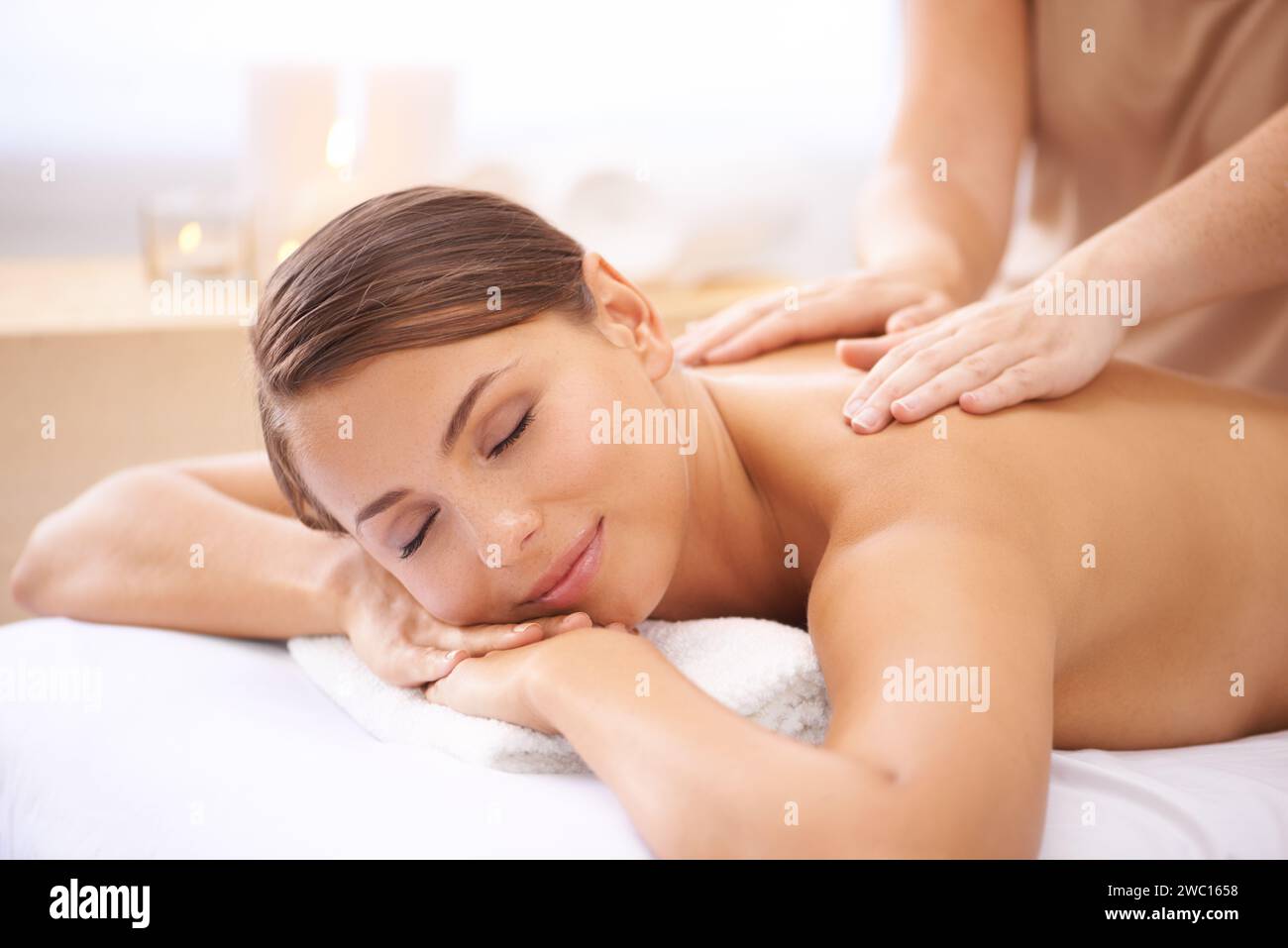 Femme heureuse, spa et massage sur le dos pour la beauté, les soins de la peau et la guérison musculaire au salon de cosmétiques. Masseuse, client et se détendre au centre de bien-être pour Banque D'Images