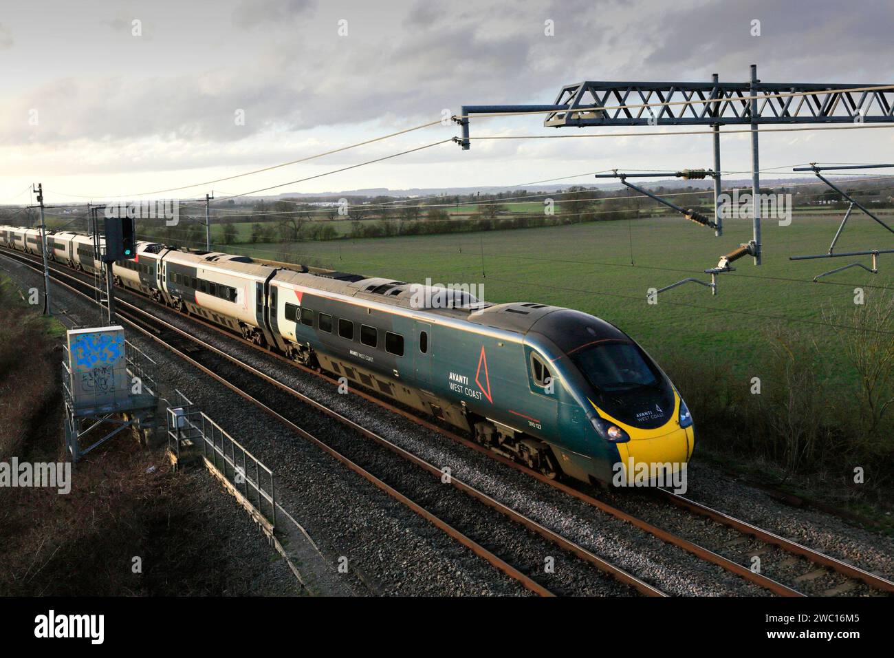 Un train Pendalino classe 390, Avanti West Coast près du village de Blisworth, Northamptonshire, Angleterre. Sur la ligne London Euston - Manchester Piccadilly Banque D'Images