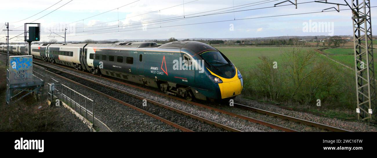 Un train Pendalino classe 390, Avanti West Coast près du village de Blisworth, Northamptonshire, Angleterre. Sur la ligne London Euston - Manchester Piccadilly Banque D'Images