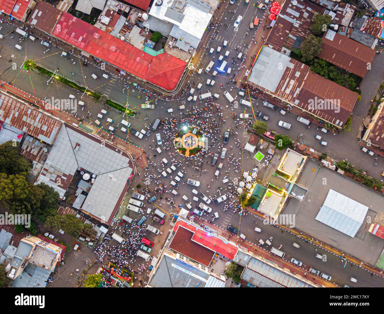 Vue aérienne du centre-ville de Gondar avec beaucoup de circulation automobile et piétonne, Ethiopie, Afrique Banque D'Images