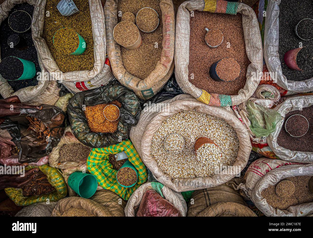 Épice en vrac dans des sacs en plastique sur un marché en Ethiopie. Banque D'Images