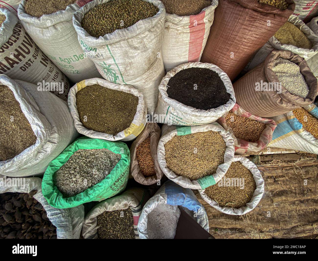 Épice en vrac dans des sacs en plastique sur un marché en Ethiopie. Banque D'Images