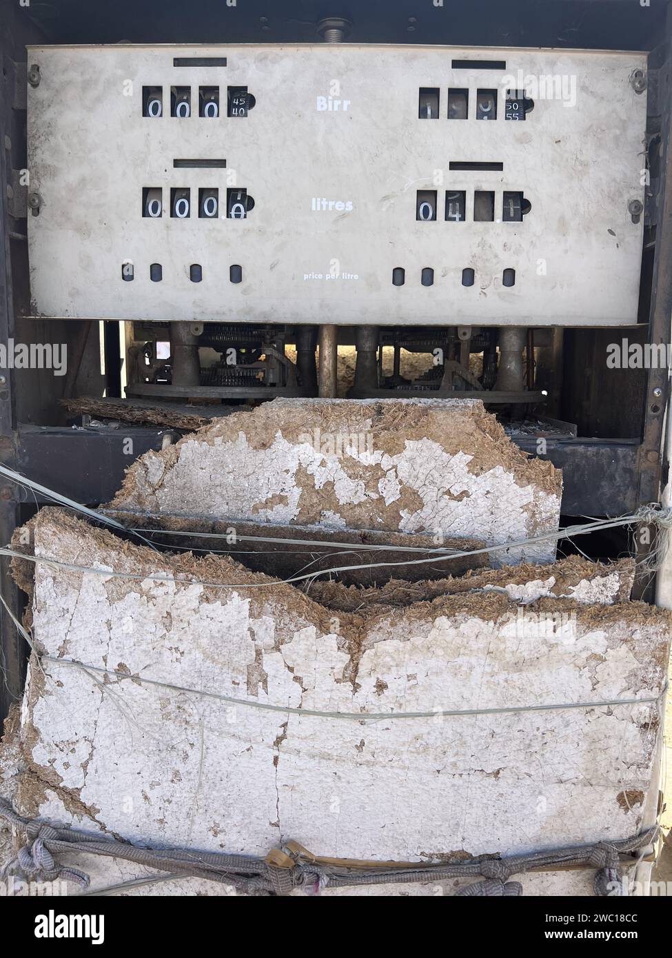 Gondar, Ethiopie, 19 janvier 2023 ; vieille pompe à essence, rouillée, réparé avec des planches et des bouts de ficelle, Gondar, Ethiopie, Afrique Banque D'Images