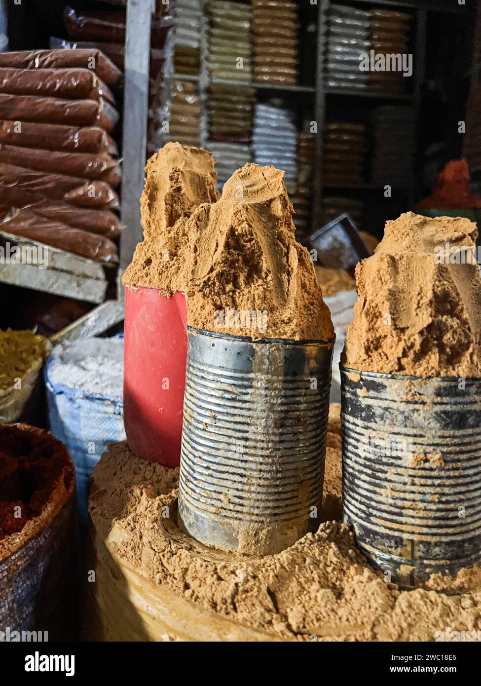 Épice en vrac dans une vieille boîte en acier sur un marché à addis abbeba, Ethiopie. Banque D'Images