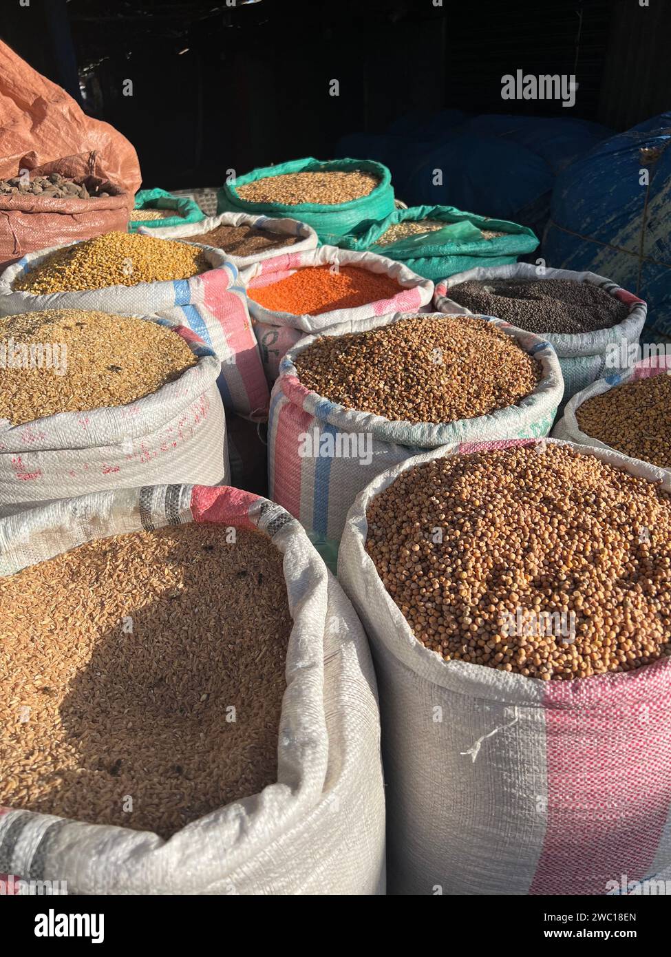 Épice en vrac dans des sacs en plastique sur un marché en Ethiopie. Banque D'Images
