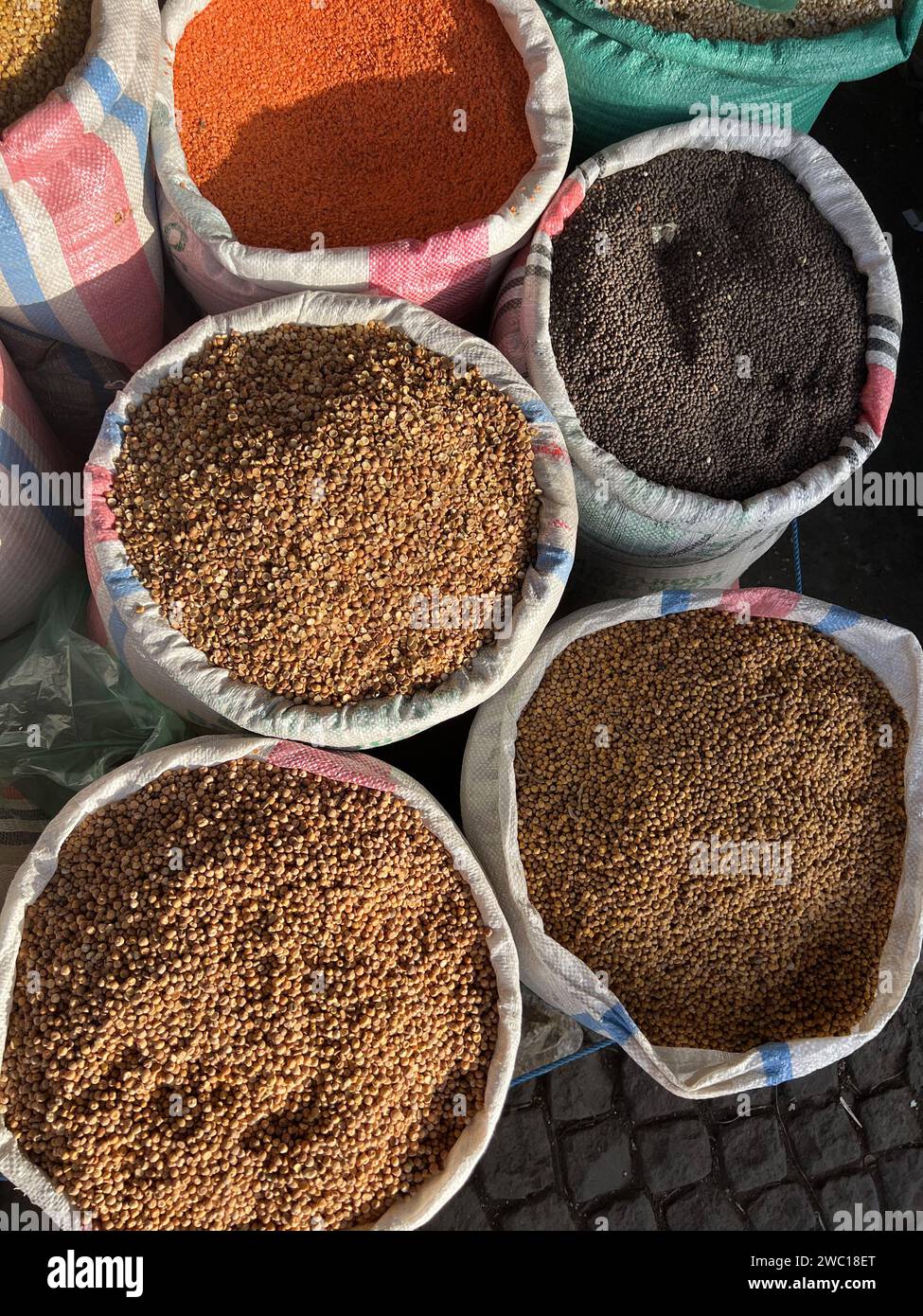 Épice en vrac dans des sacs en plastique sur un marché en Ethiopie. Banque D'Images