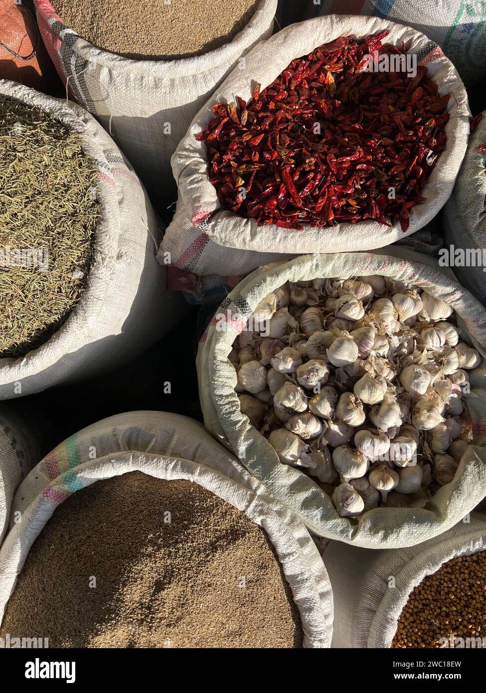 Épice en vrac dans des sacs en plastique sur un marché en Ethiopie. Banque D'Images