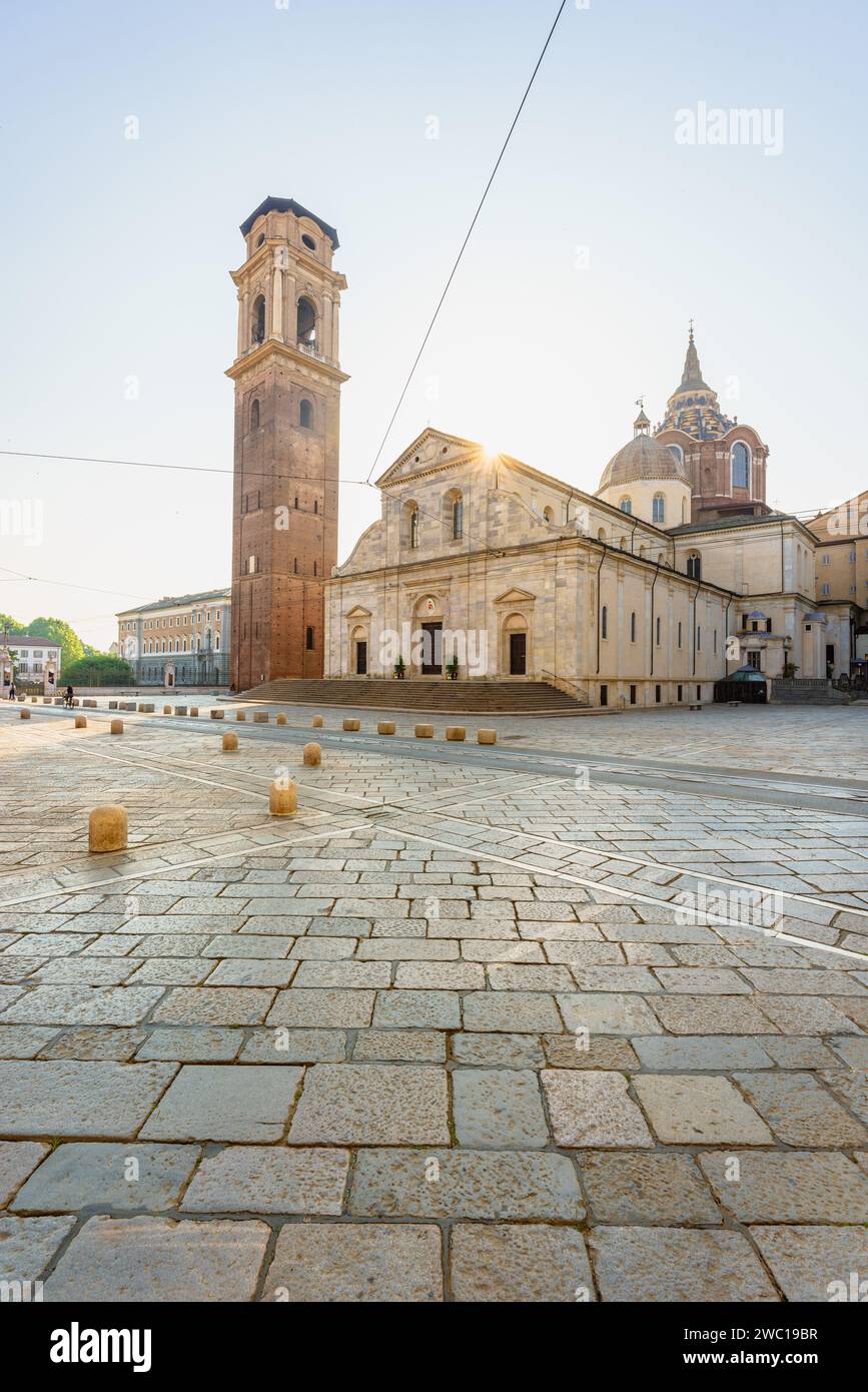 Duomo Turin, Italie, avec un clocher historique et la maison du célèbre Saint Suaire Banque D'Images