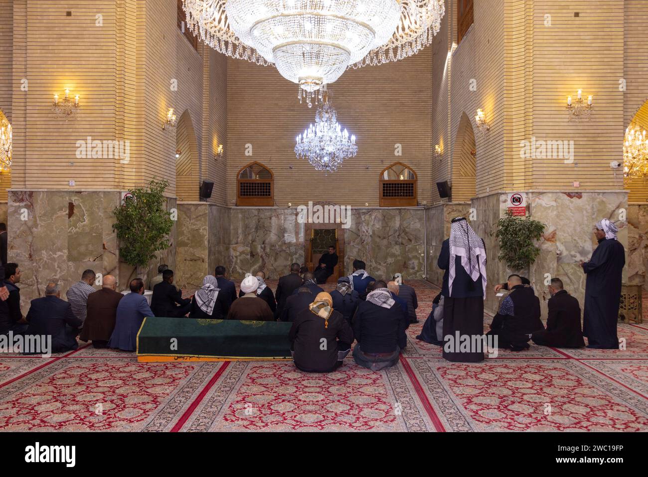 Prières pour les défunts dans la mosquée funéraire du sanctuaire de l'Imam Husayn, Najaf, Irak Banque D'Images