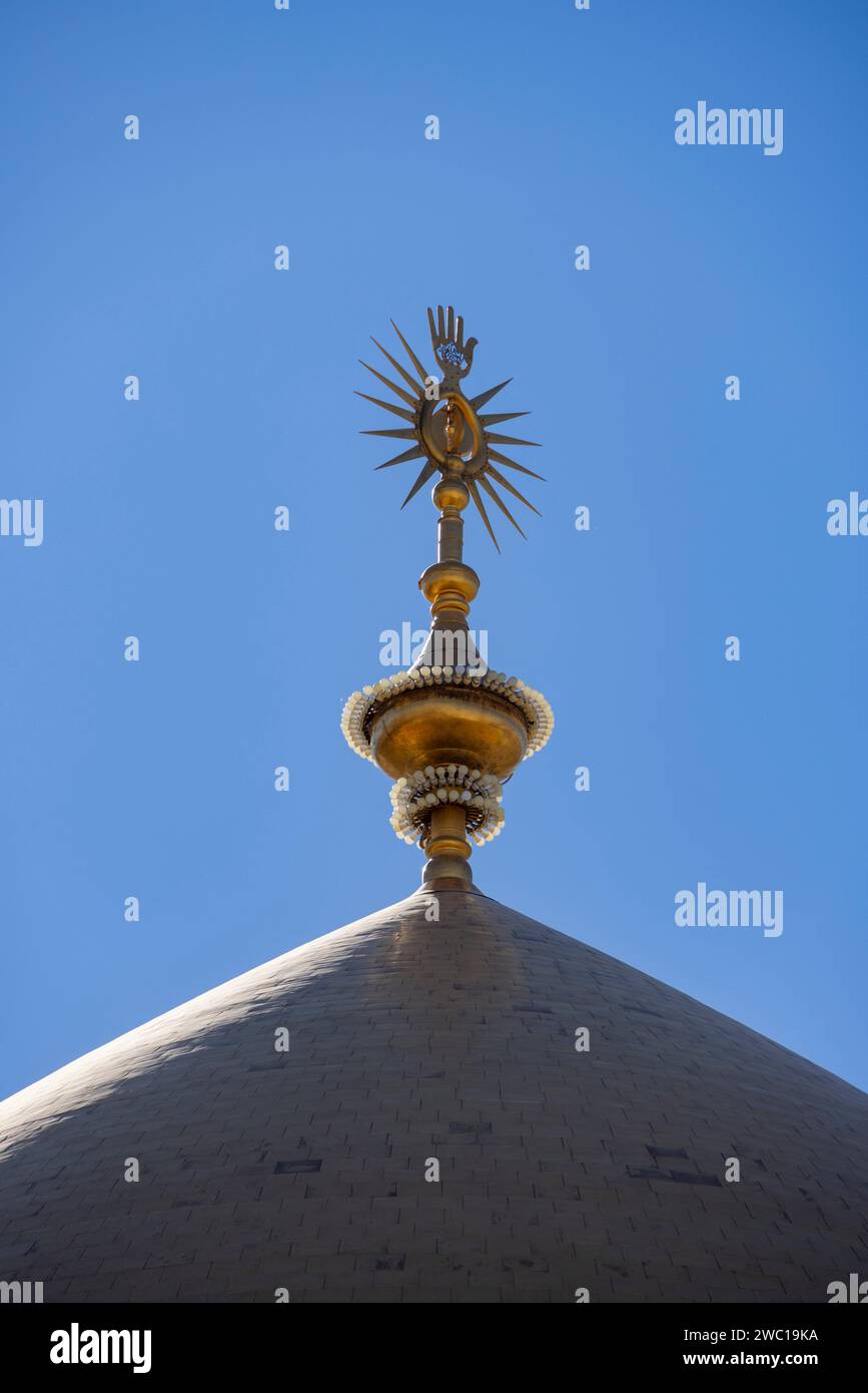 Détail du funial du dôme doré du sanctuaire de l'Imam Husayn, Najaf, Irak Banque D'Images