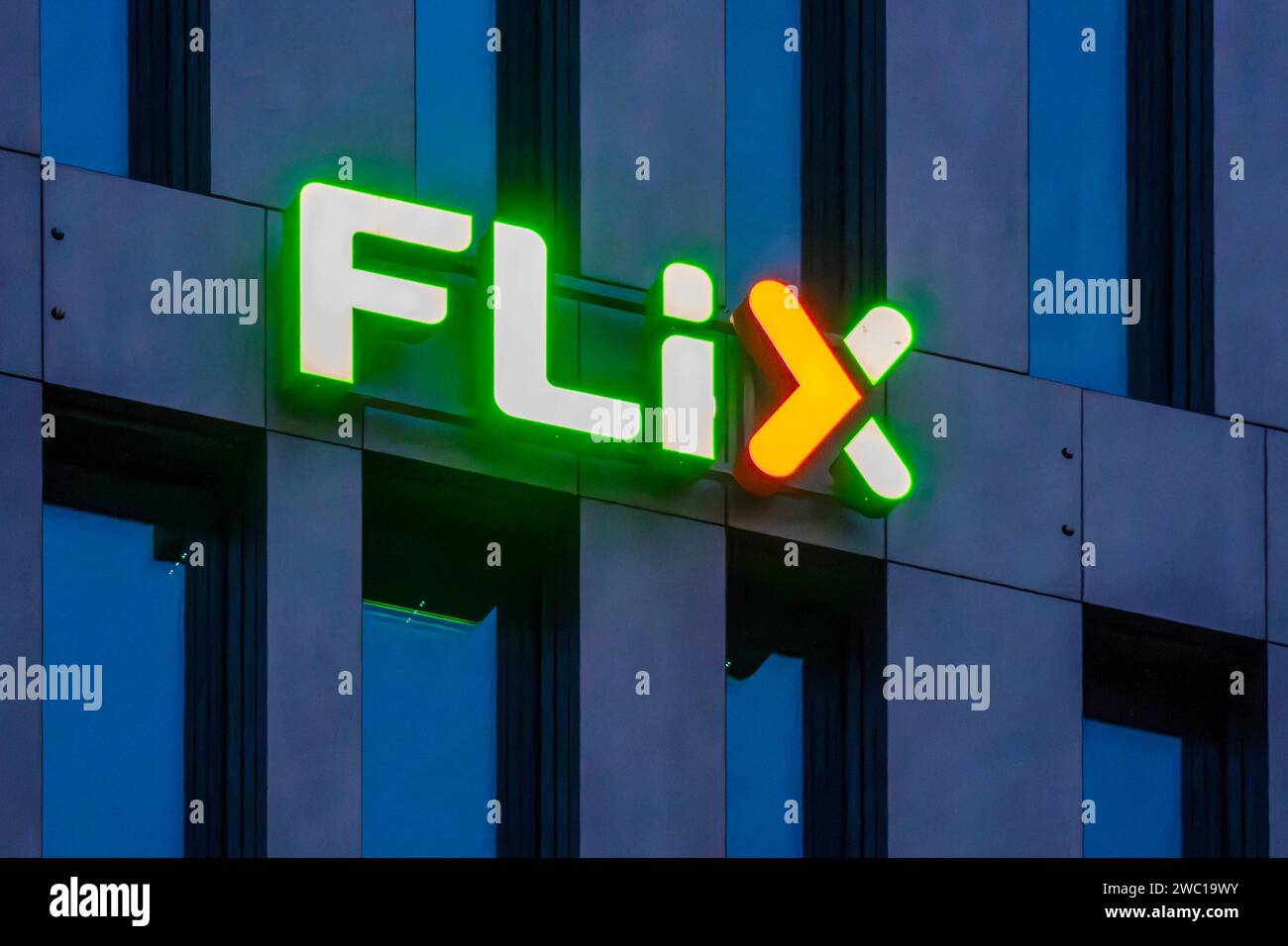 Flix logo an der Flixbus Zentrale in München, Januar 2024 Deutschland, München, Januar 2024, Flixbus logo an der Firmenzentrale in Brücke, Friedenheimer München, Wirtschaft, Unternehmen, Bayern *** logo Flix au siège de Flixbus à Munich, janvier 2024 Allemagne, Munich, janvier 2024, logo Flixbus au siège de la société à Munich, Friedenheimer Brücke, économie, entreprise, Bavière Banque D'Images