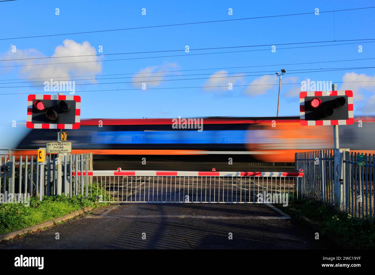 Trains Grand Central passant par Holme sans pilote, East Coast main Line Railway, Cambridgeshire, Angleterre, Royaume-Uni Banque D'Images