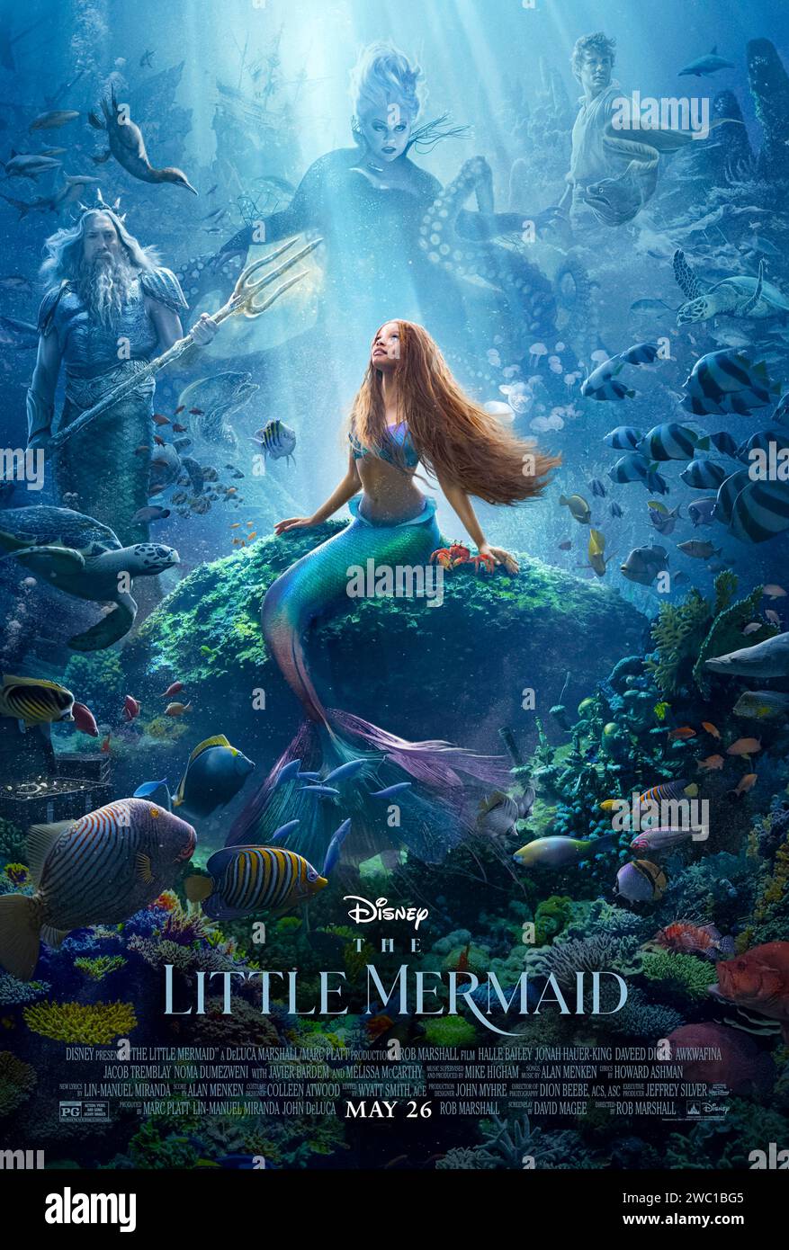 La petite Sirène (2023) réalisé par Rob Marshall et mettant en vedette Halle Bailey, Jonah Hauer-King et Melissa McCarthy. Une jeune sirène passe un accord avec une sorcière de mer pour échanger sa belle voix contre des jambes humaines afin qu'elle puisse découvrir le monde au-dessus de l'eau et impressionner un prince. Affiche US une feuille ***USAGE ÉDITORIAL SEULEMENT***. Crédit : BFA / Walt Disney Studios Banque D'Images