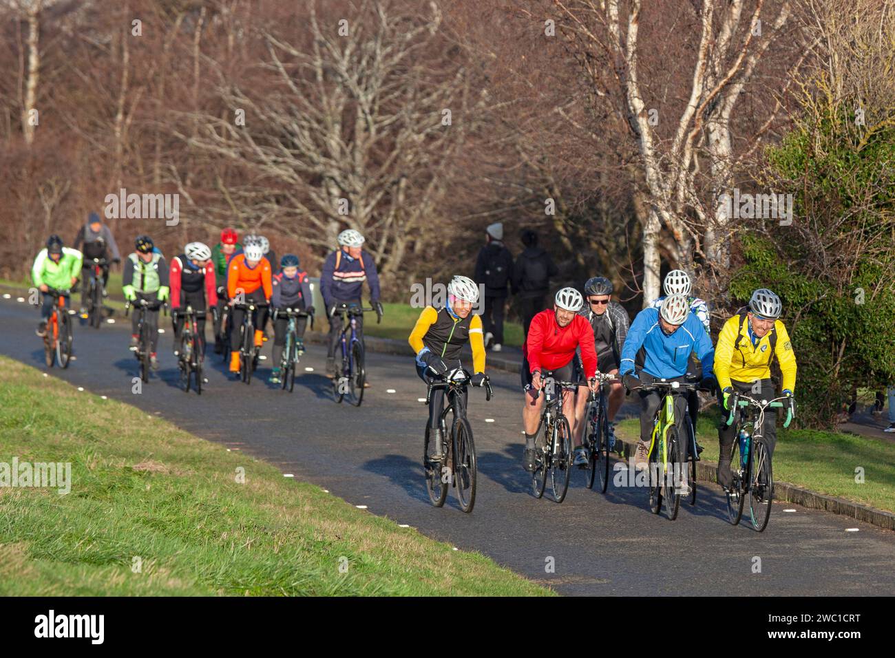 Holyrood Park, Édimbourg, Écosse, Royaume-Uni. 13 janvier 2024. 'Davy and Mark's Ride', Mark Beaumont, Davy Zyw et les supporters de Doddie Aid à Arthurs Seat pour 12 midi, pour quelques tours de Doddie Aid, profitant d'un soleil à 4 degrés centigrades. Doddie Aid est un exercice virtuel de participation de masse fondé par l'ancien capitaine écossais Rob Wainwright. En mémoire de Doddie Weir, collecte de fonds pour My Name's Doddie Foundation, une association caritative qui s'est engagée à collecter des fonds pour lutter contre les maladies des neurones moteurs. Crédit : ArchWhite/alamy Live News. Banque D'Images