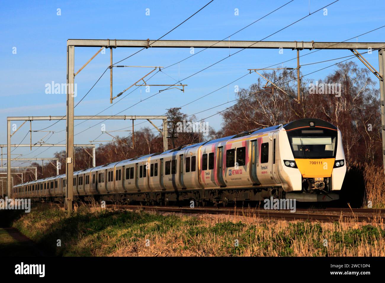 700111 Merci NHS, Thameslink train, Offord Cluny village, East Coast main Line Railway, Cambridgeshire, Angleterre, Royaume-Uni Banque D'Images