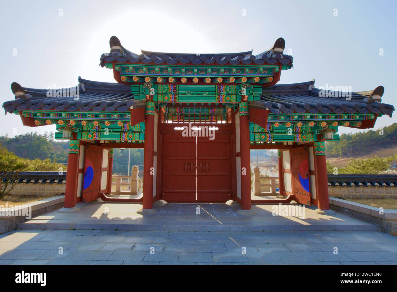 Ville de Sangju, Corée du Sud - 9 mars 2017 : la vue inversée de la porte traditionnelle de la salle rituelle près du musée de Sangju révèle son dynamisme et ses couleurs Banque D'Images