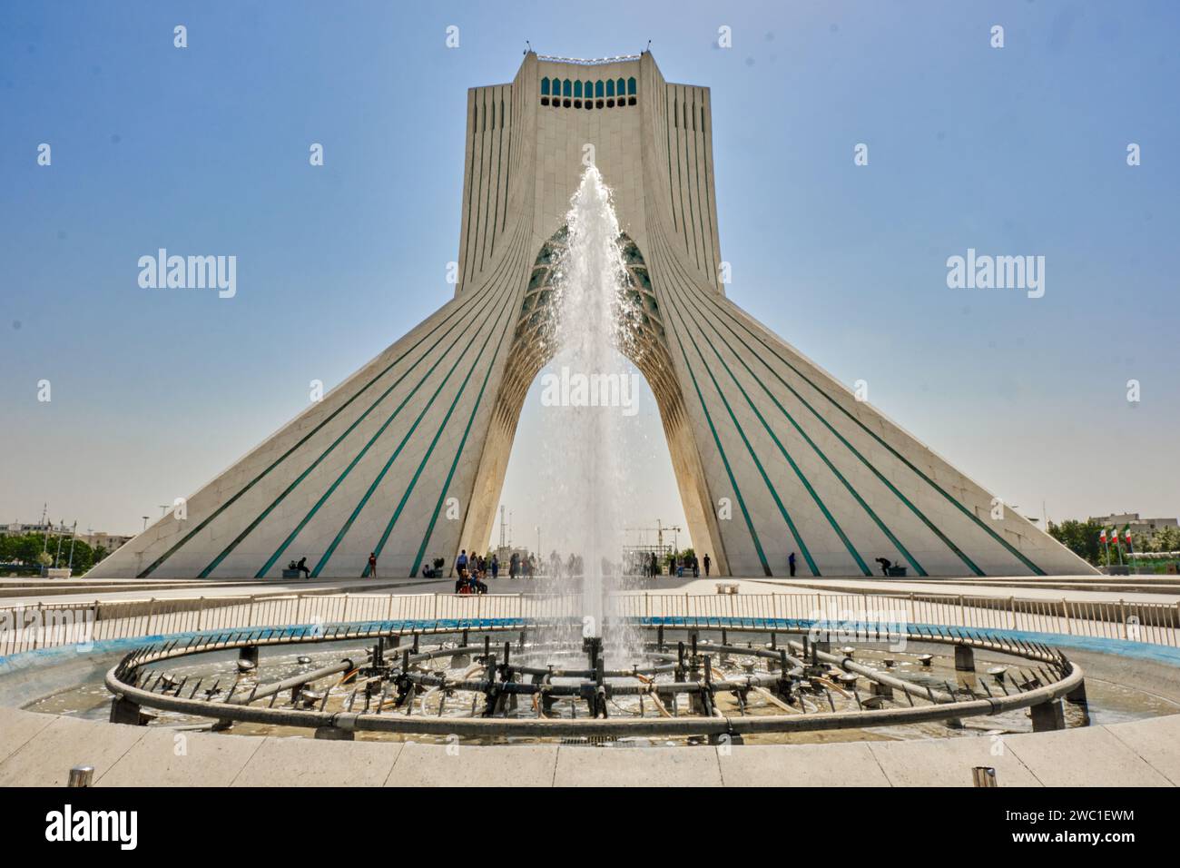 Téhéran (Téhéran), Iran, 06.25.2023 : la tour Azadi (tour Shahyad). Détails de la tour et de la place Azadi. Banque D'Images