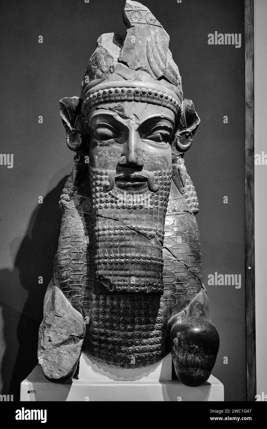 Téhéran (Téhéran), Iran, 06.24.2023 : relief de la bataille du Roi avec le lion. Musée national de l'Iran antique. Banque D'Images