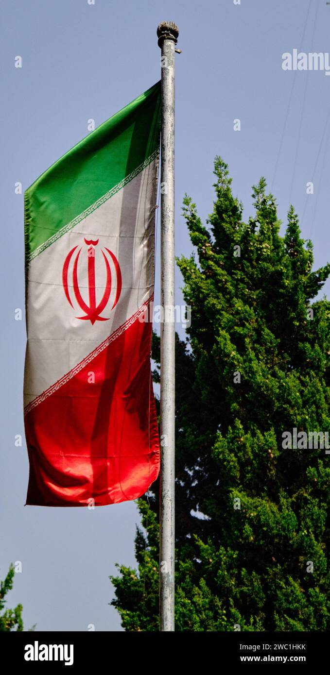 Drapeau de l'Iran, drapeau vertical et réel de la république islamique d'Iran Banque D'Images