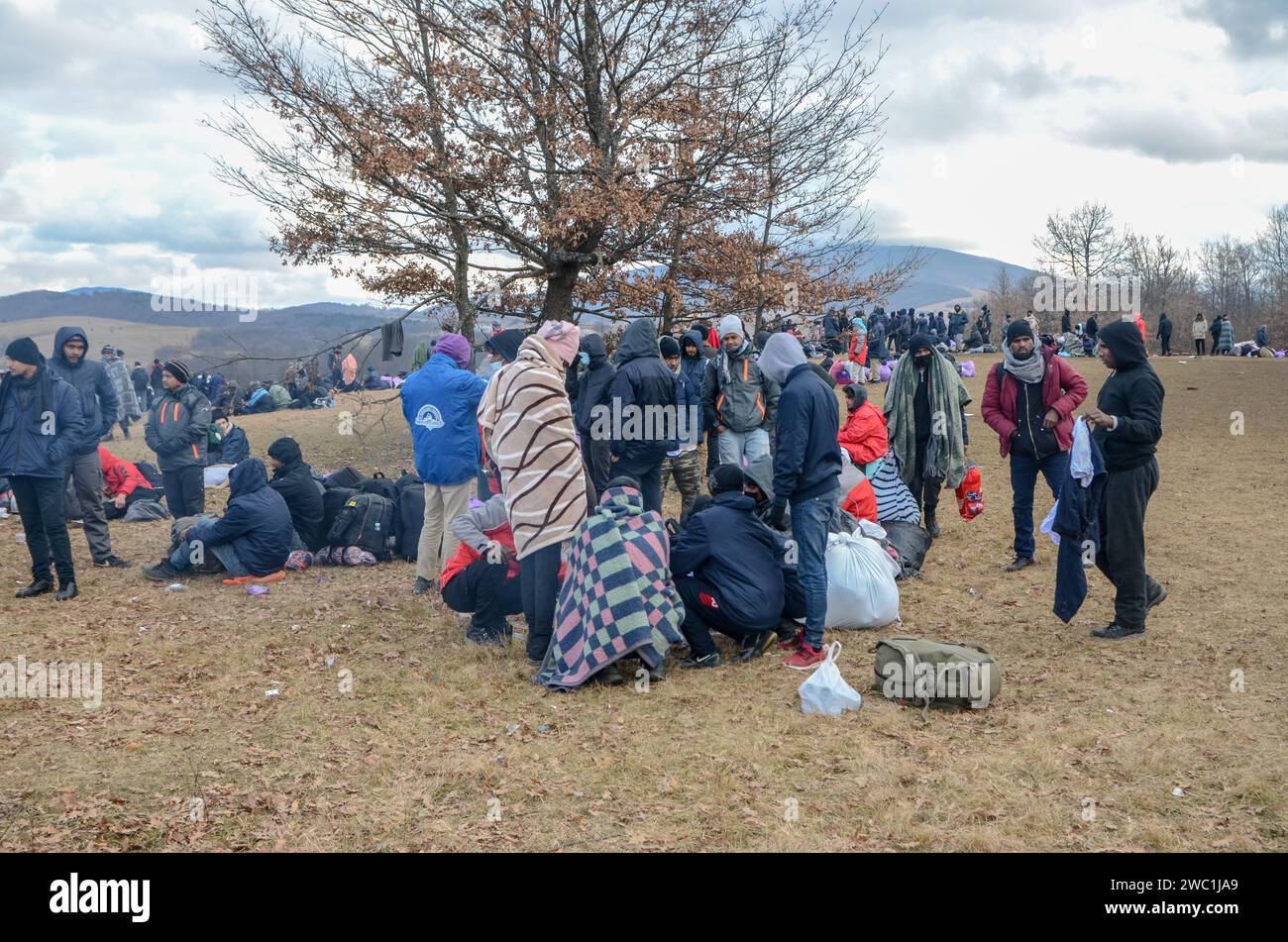 Réfugiés sans abri et migrants sans abri en hiver. Un camp de réfugiés brûle en Bosnie-Herzégovine. Le camp près de Bihac a été détruit dans un incendie. Banque D'Images