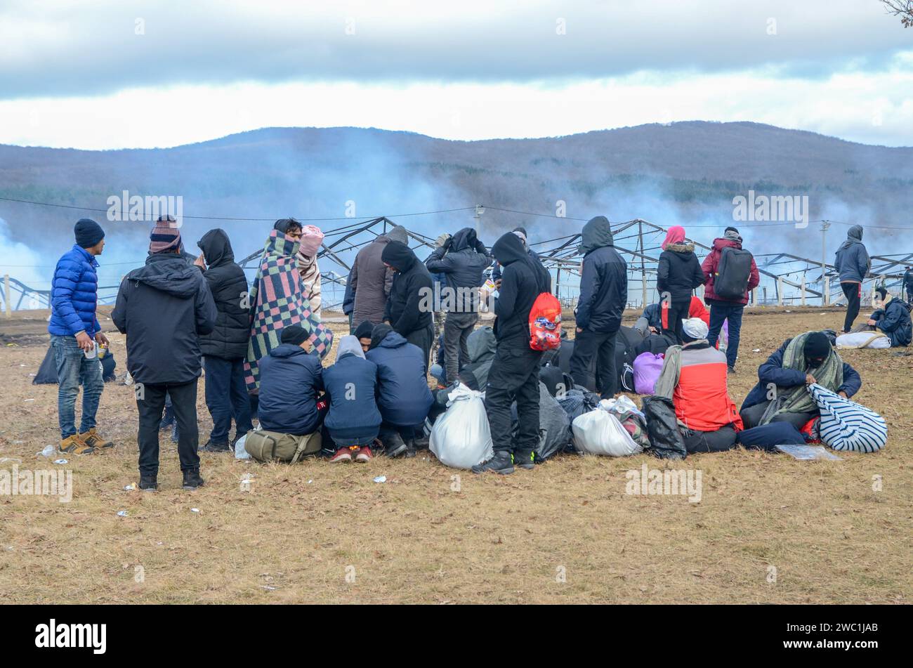 Réfugiés sans abri et migrants sans abri en hiver. Un camp de réfugiés brûle en Bosnie-Herzégovine. Le camp près de Bihac a été détruit dans un incendie. Banque D'Images