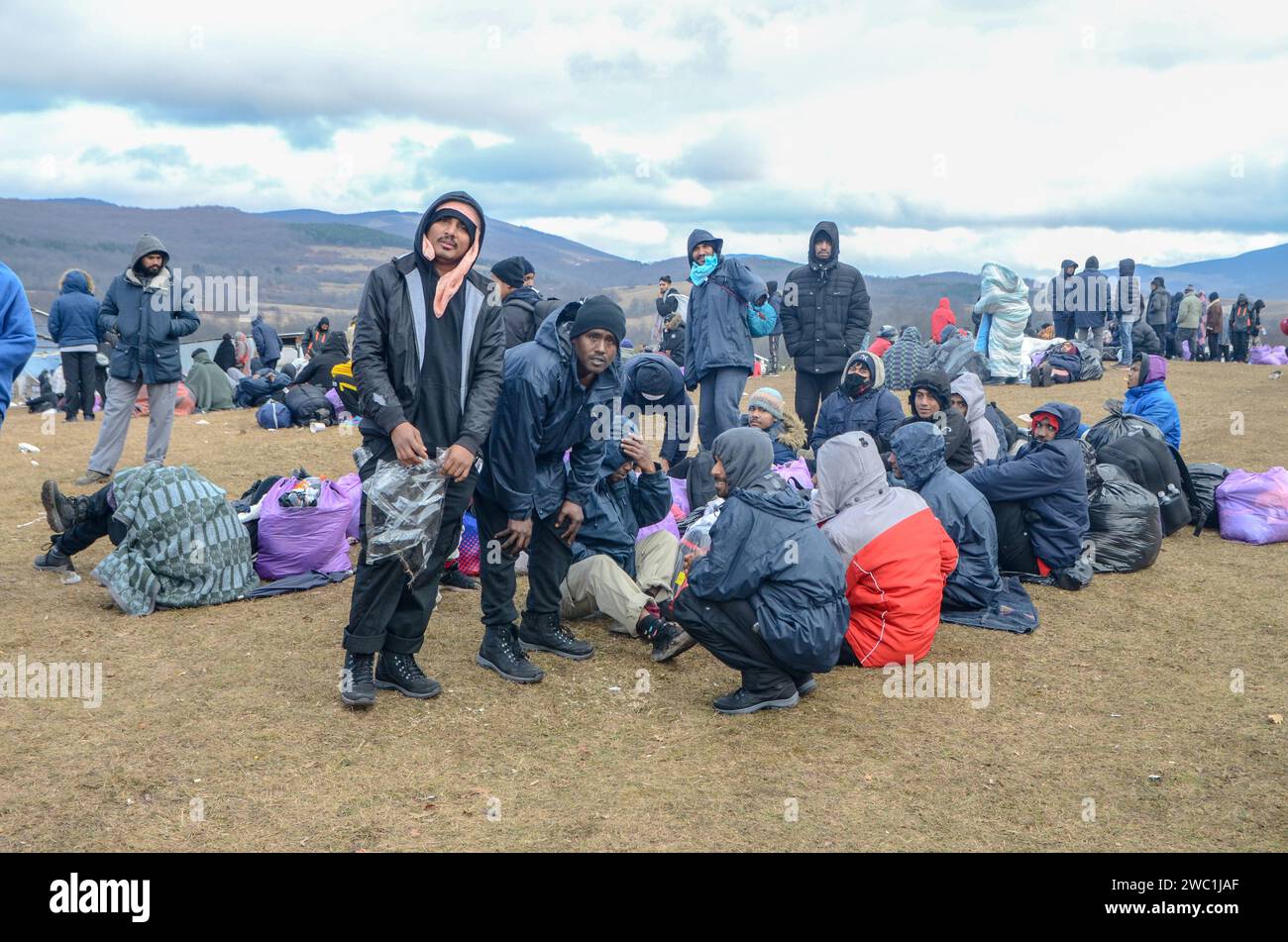 Réfugiés sans abri et migrants sans abri en hiver. Un camp de réfugiés brûle en Bosnie-Herzégovine. Le camp près de Bihac a été détruit dans un incendie. Banque D'Images