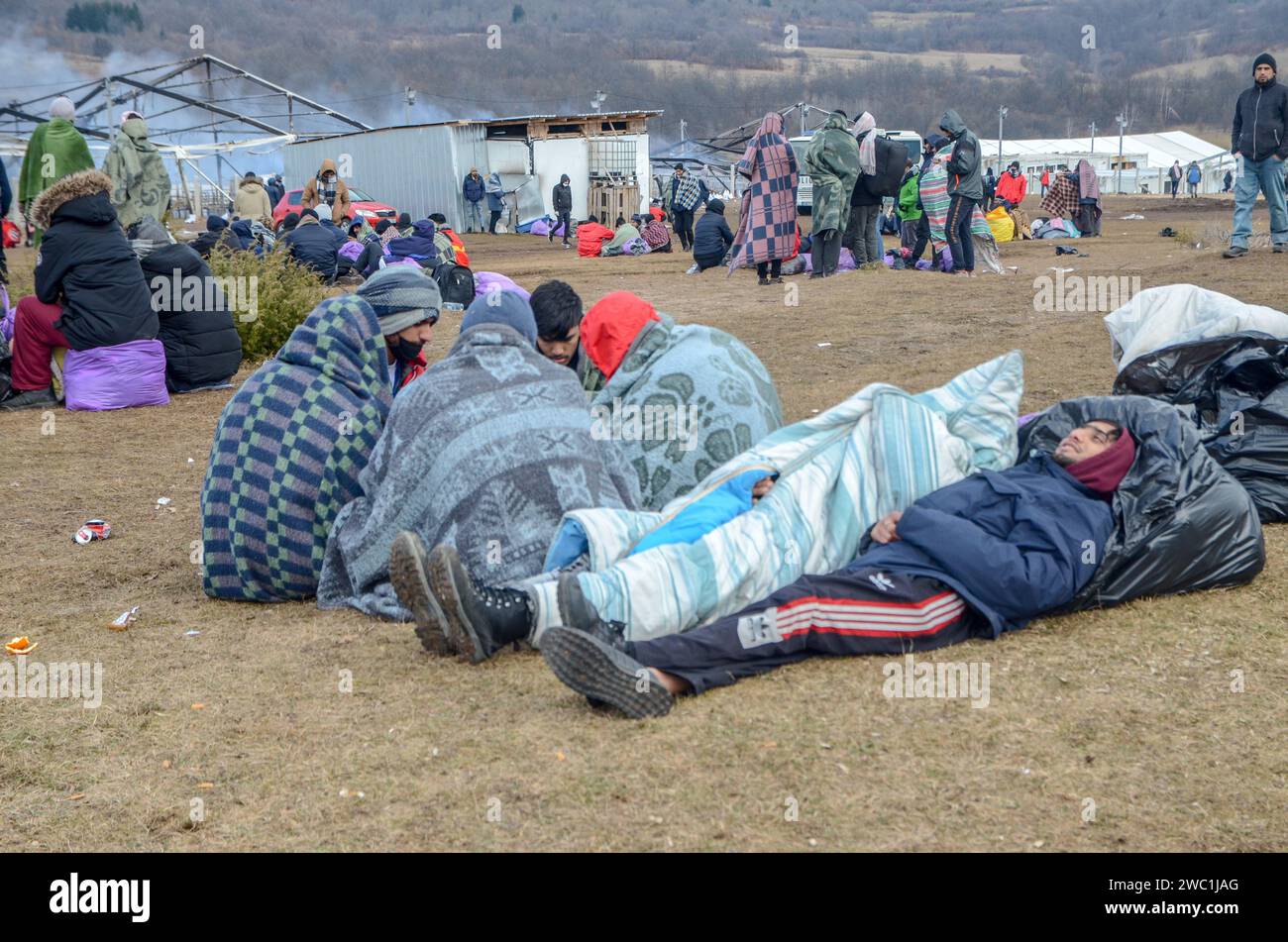 Réfugiés sans abri et migrants sans abri en hiver. Un camp de réfugiés brûle en Bosnie-Herzégovine. Le camp près de Bihac a été détruit dans un incendie. Banque D'Images