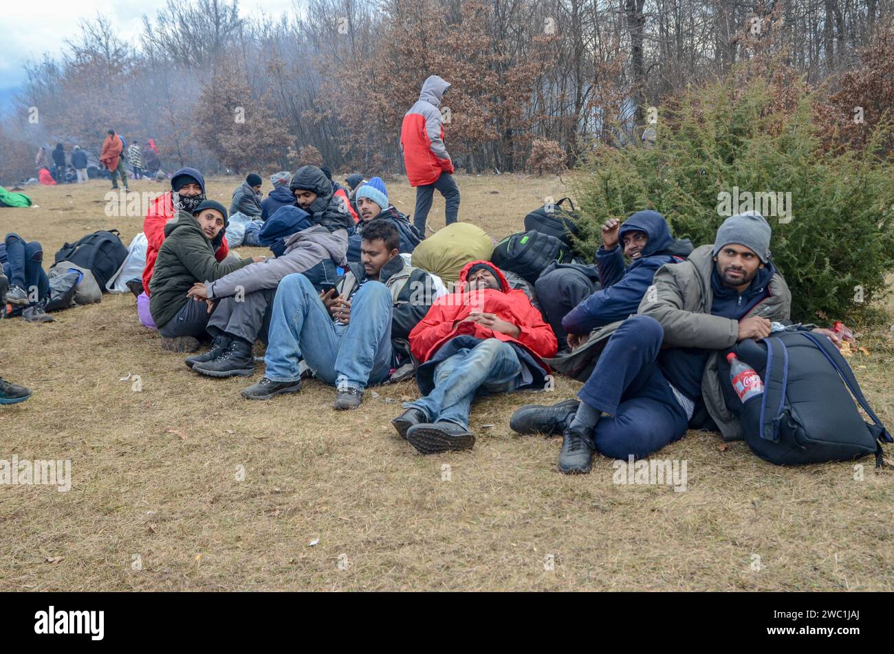 Réfugiés sans abri et migrants sans abri en hiver. Un camp de réfugiés brûle en Bosnie-Herzégovine. Le camp près de Bihac a été détruit dans un incendie. Banque D'Images