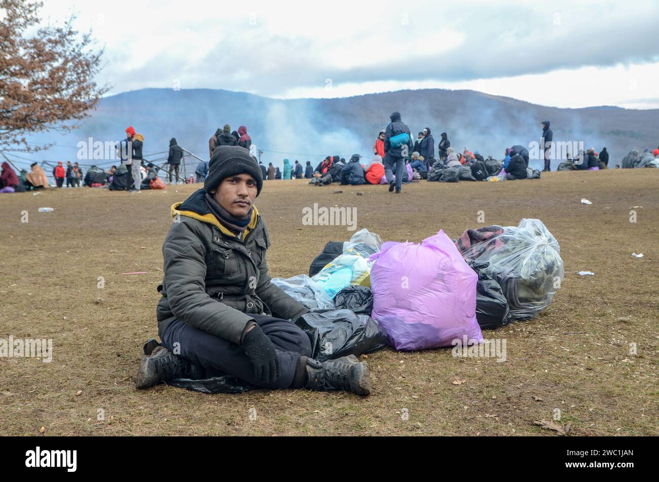 Réfugiés sans abri et migrants sans abri en hiver. Un camp de réfugiés brûle en Bosnie-Herzégovine. Le camp près de Bihac a été détruit dans un incendie. Banque D'Images