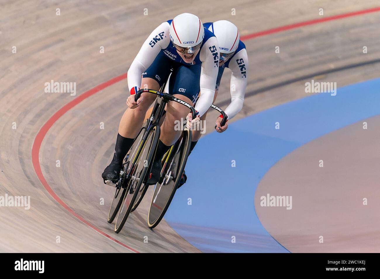 Apeldoorn, pays-Bas. 10 janvier 2024. APELDOORN, PAYS-BAS - 10 JANVIER : Mathilde gros, de France, et Julie Michaux, de France, concourront dans le Sprint par équipe féminine au jour 1 des Championnats d'Europe UEC Track Elite 2024 à Omnisport le 10 janvier 2024 à Apeldoorn, pays-Bas. (Photo Joris Verwijst/Agence BSR) crédit : Agence BSR/Alamy Live News Banque D'Images