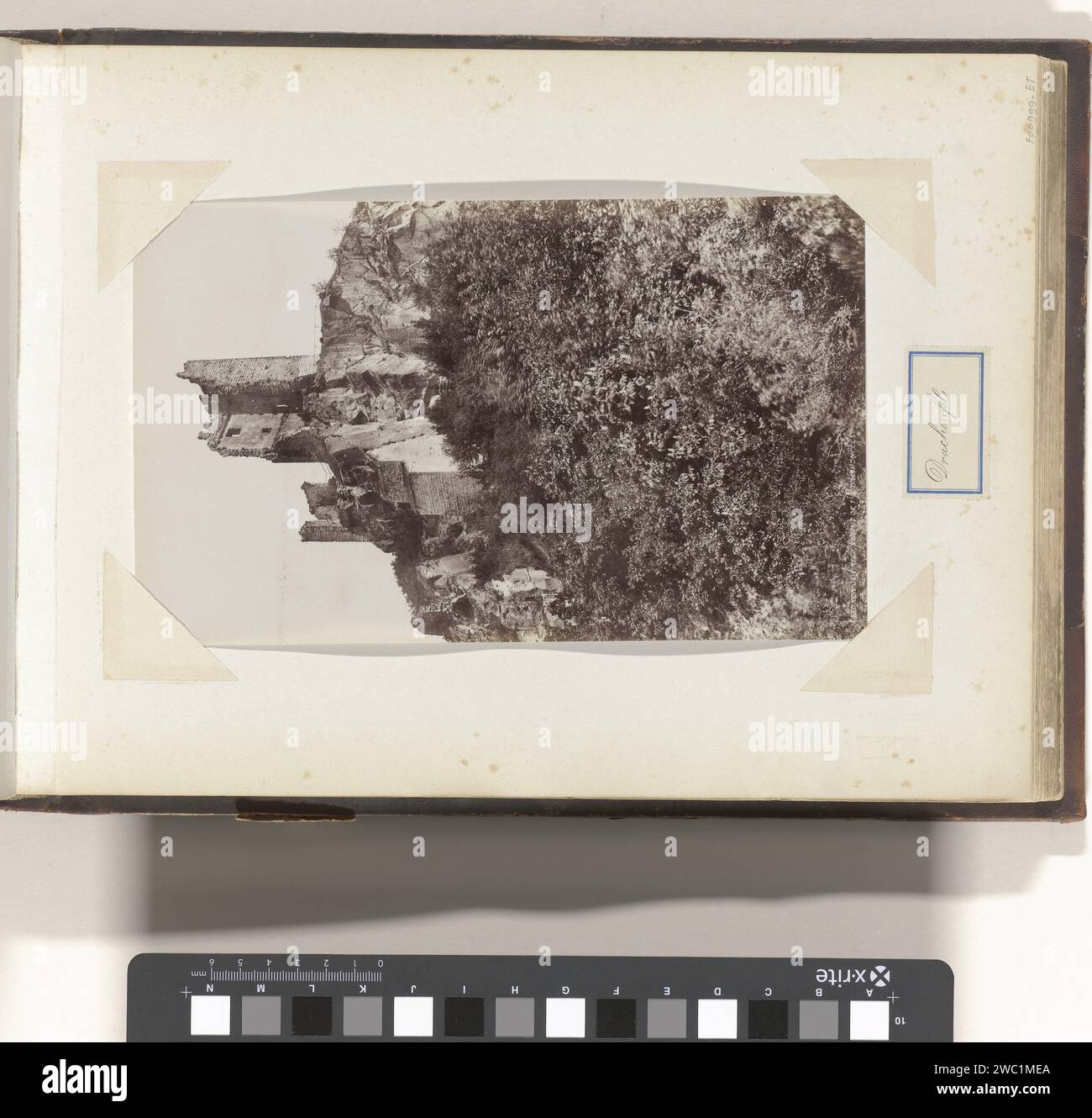 Vue des drachenfels à Königswinter, Anonyme, c. 1860 - c. 1900 photographie partie de l'album avec 191 photos d'un voyage en Afrique du Sud et à travers l'Afrique du Sud. Papier royal d'hiver. support photographique impression albumen ruine d'une habitation, maison, château, etc Hiver royal Banque D'Images