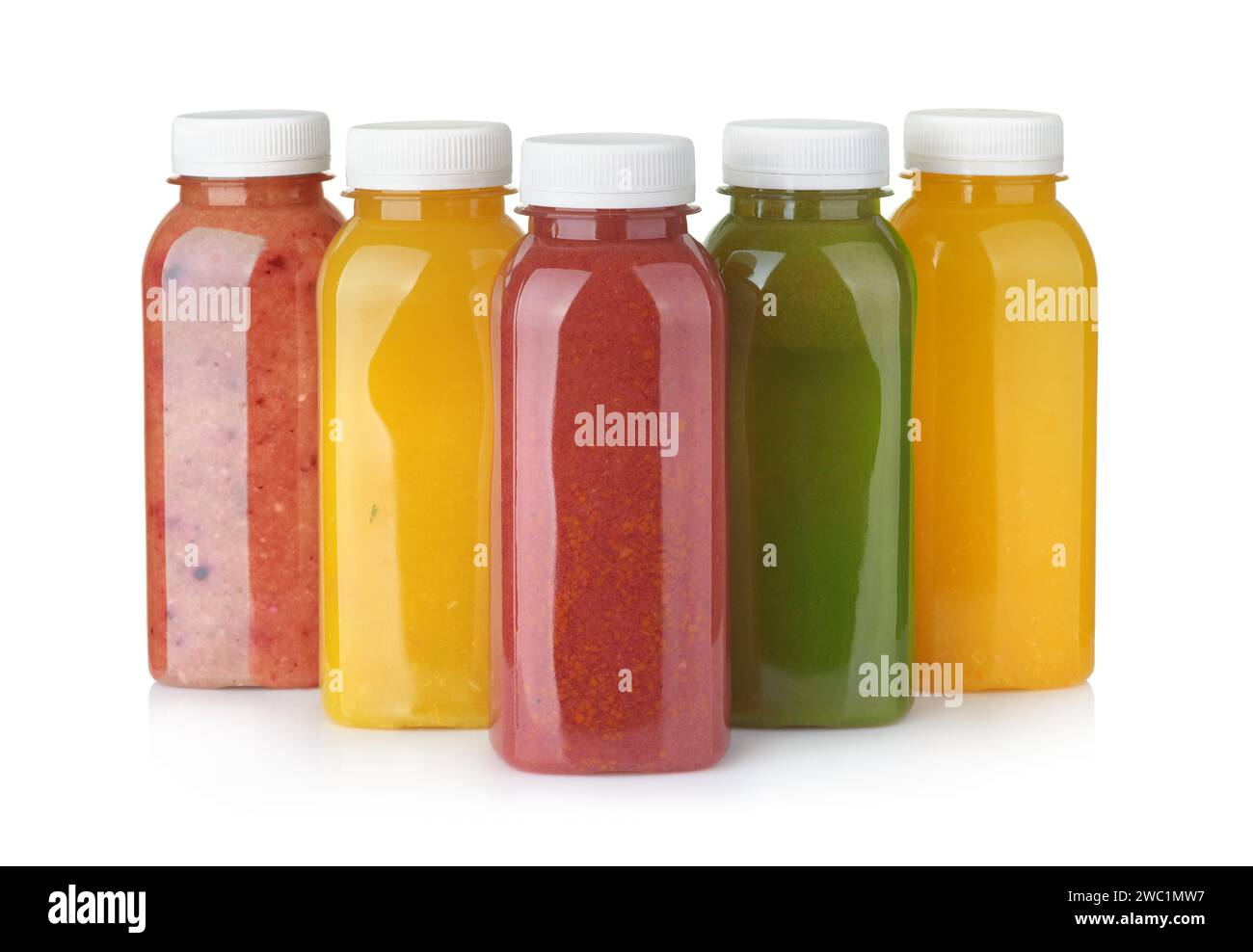 Vue de face de divers smoothie de fruits frais dans des bouteilles en plastique isolé sur blanc Banque D'Images