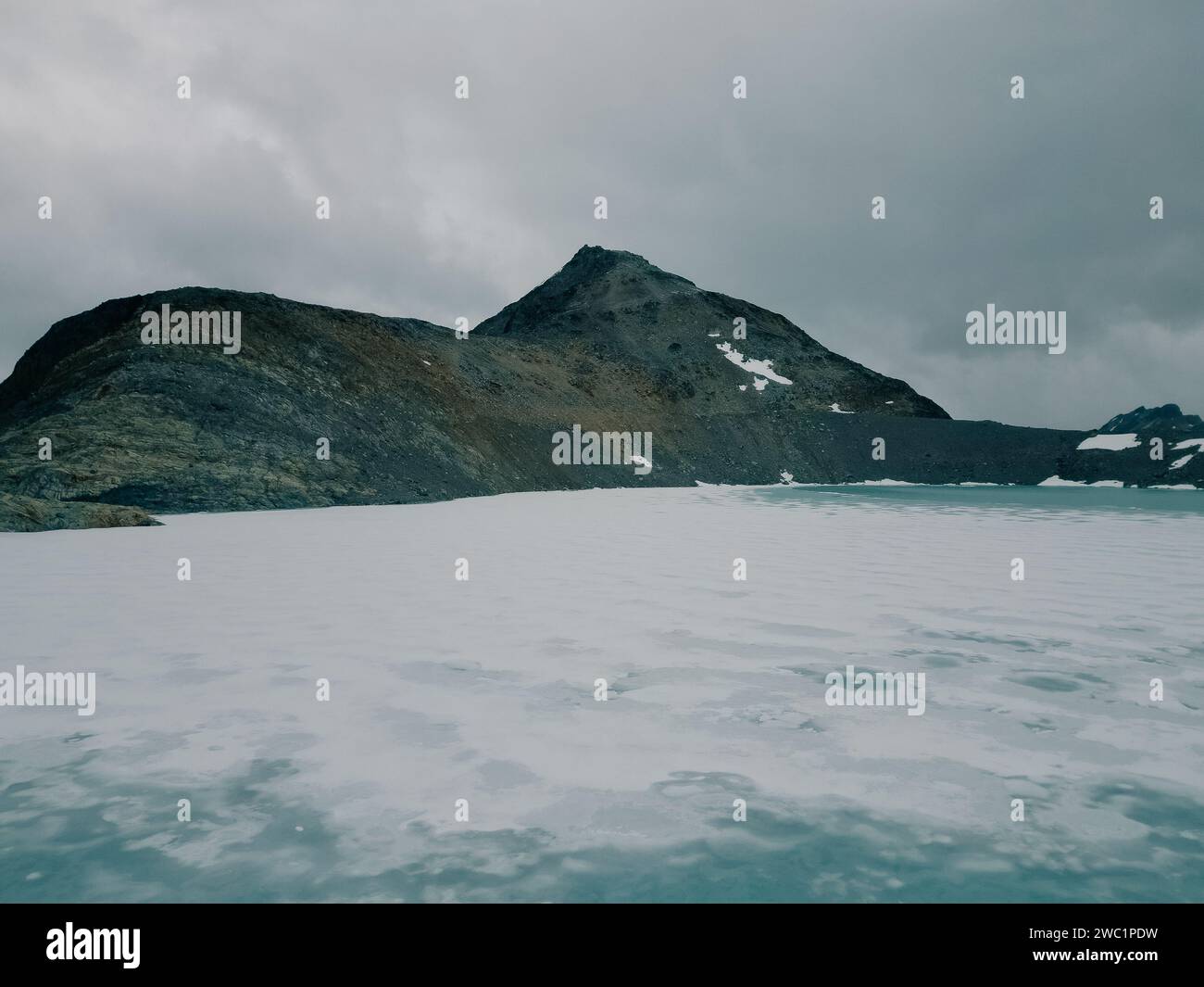 Vue panoramique sur le glacier Ojo del Albino et le lac situé dans le sentier de randonnée dans la vallée Tierra Mayor, Tierra del Fuego, Argentine. ph de haute qualité Banque D'Images