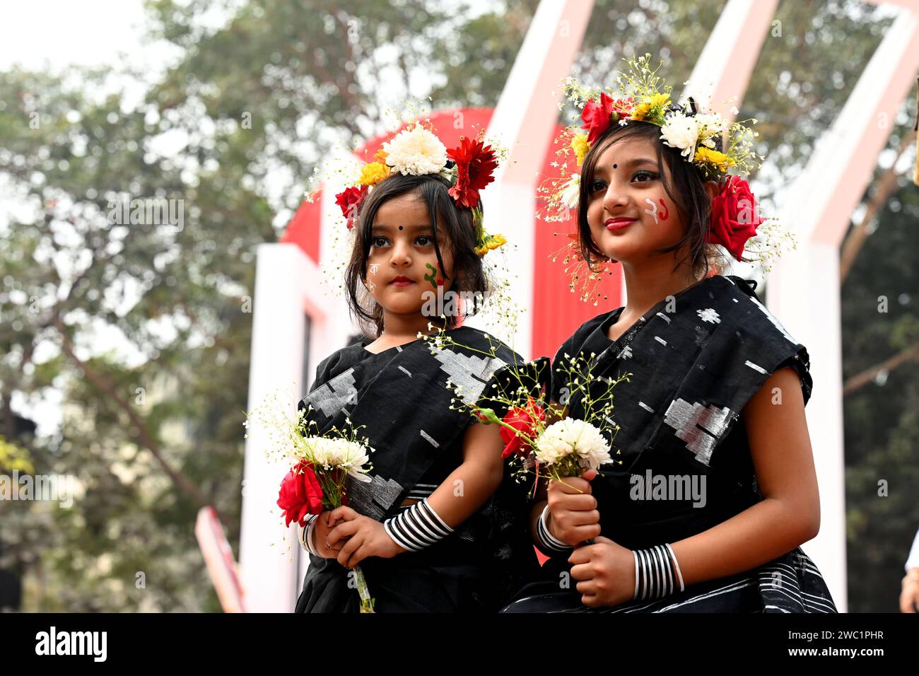 21 février 2023 : Shahid Minar central avec des couronnes et des fleurs alors que la nation rend hommage aux martyrs du mouvement linguistique le 21 février. Dhaka, B. Banque D'Images