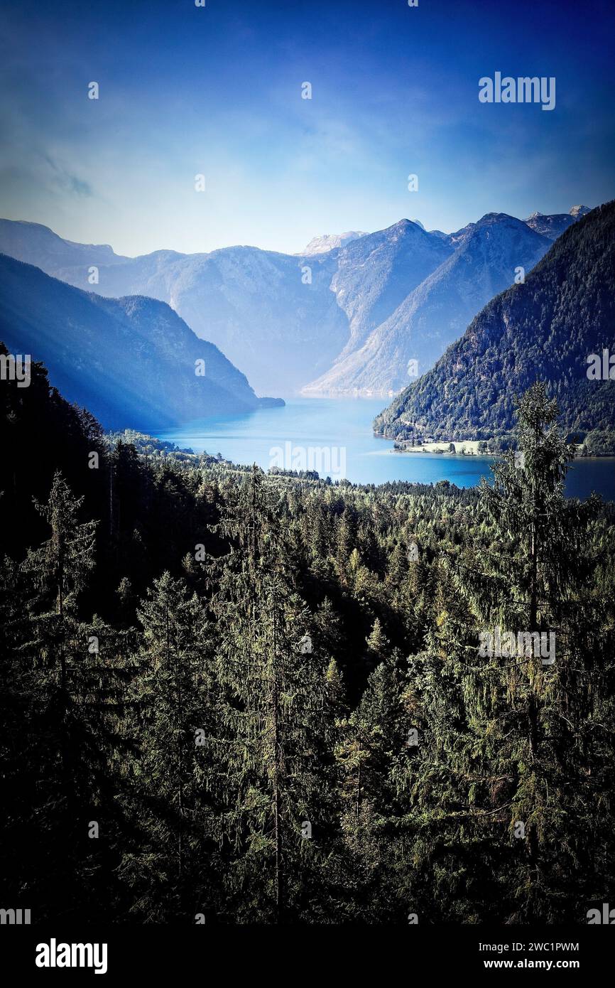 Le Hallstatter See est niché dans les Alpes autrichiennes. Banque D'Images