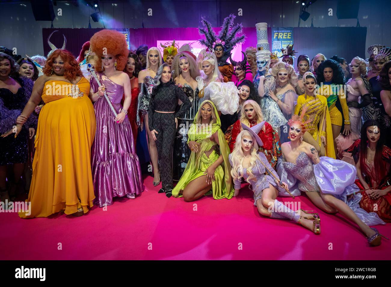 Londres, Royaume-Uni. 13 janvier 2024. Les vibrants Drag Queens et leurs fans arrivent à Excel London pour l'ouverture officielle de DragCon UK, l'une des plus grandes célébrations de Drag, qui se déroulera du 12-14 au 24 janvier. Crédit : Guy Corbishley/Alamy Live News Banque D'Images