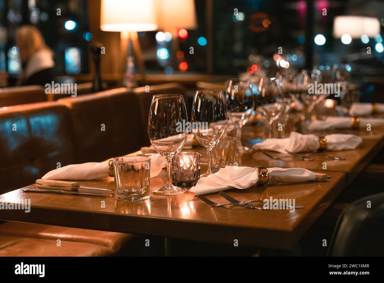 Restaurant rétro avec table longue avec argenterie et verre à vin pour la restauration dans un restaurant luxueux Banque D'Images