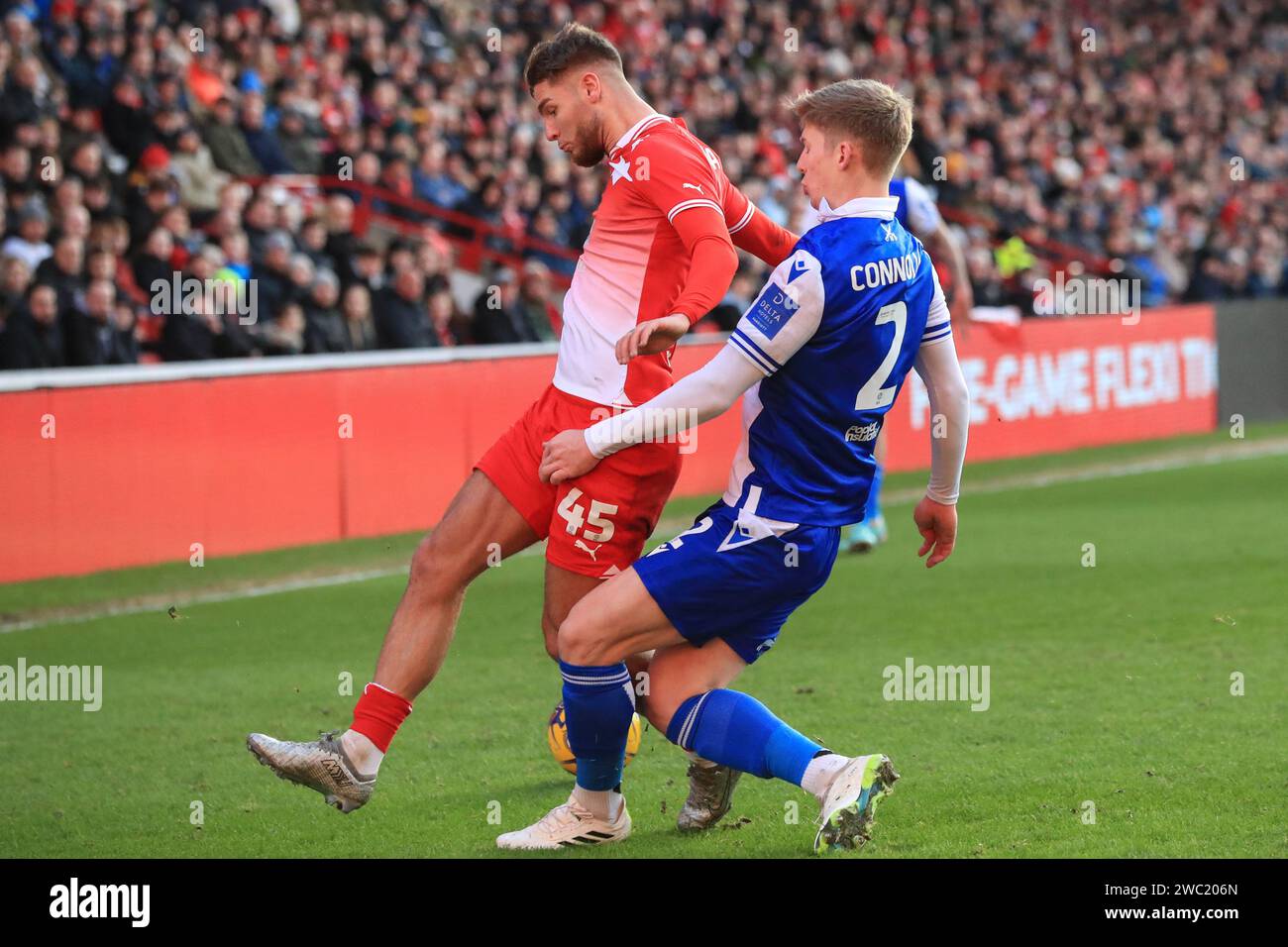 John Mcatee de Barnsley affronte James Connolly de Bristol Rovers lors du match Sky Bet League 1 Barnsley vs Bristol Rovers à Oakwell, Barnsley, Royaume-Uni, le 13 janvier 2024 (photo de Alfie Cosgrove/News Images) Banque D'Images