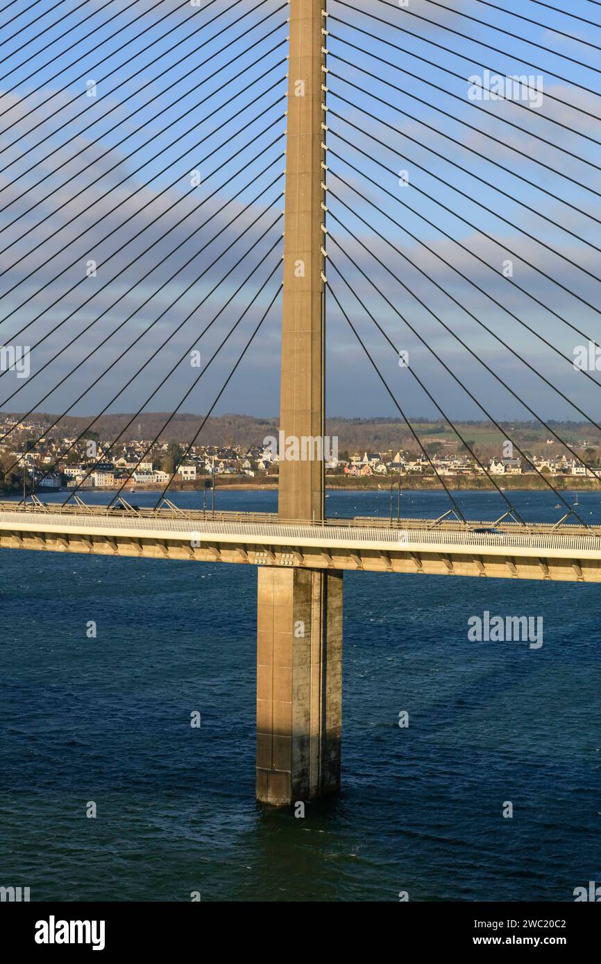 Blick von der Brücke Pont Albert-Louppe auf die Brücke Pont de l Iroise über den Elorn BEI der Mündung in die Bucht Rade de Brest, hinten le Relecq-Kerhuon, Plougastel-Daoulas, Département Finistère Penn-ar-Bed, région Bretagne Breizh, Frankreich *** vue du pont Pont Albert Louppe au pont Pont de l'Iroise sur l'Elorn à l'embouchure de la baie Rade de Brest, derrière le Relecq Kerhuon, Plougastel Daoulas, Département Finistère Penn ar Bed, région Bretagne Breizh, France Banque D'Images