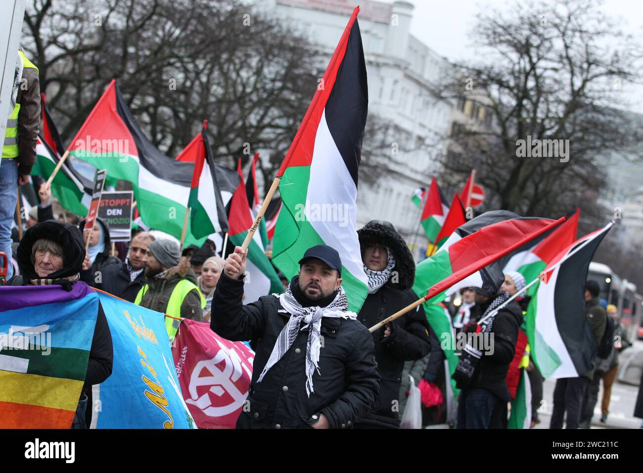 Pro-palästinensische manifestation gegen das militärische Eingreifen Israels à Gaza. Hunderte von Demonstranten zogen am Samstagnachmittag von St. Georg aus durch die Hamburger Innenstadt. Altstadt Hamburg *** manifestation pro-palestinienne contre l'intervention militaire israélienne à Gaza des centaines de manifestants ont défilé de St Georg à travers le centre-ville de Hambourg samedi après-midi Vieille ville de Hambourg Banque D'Images