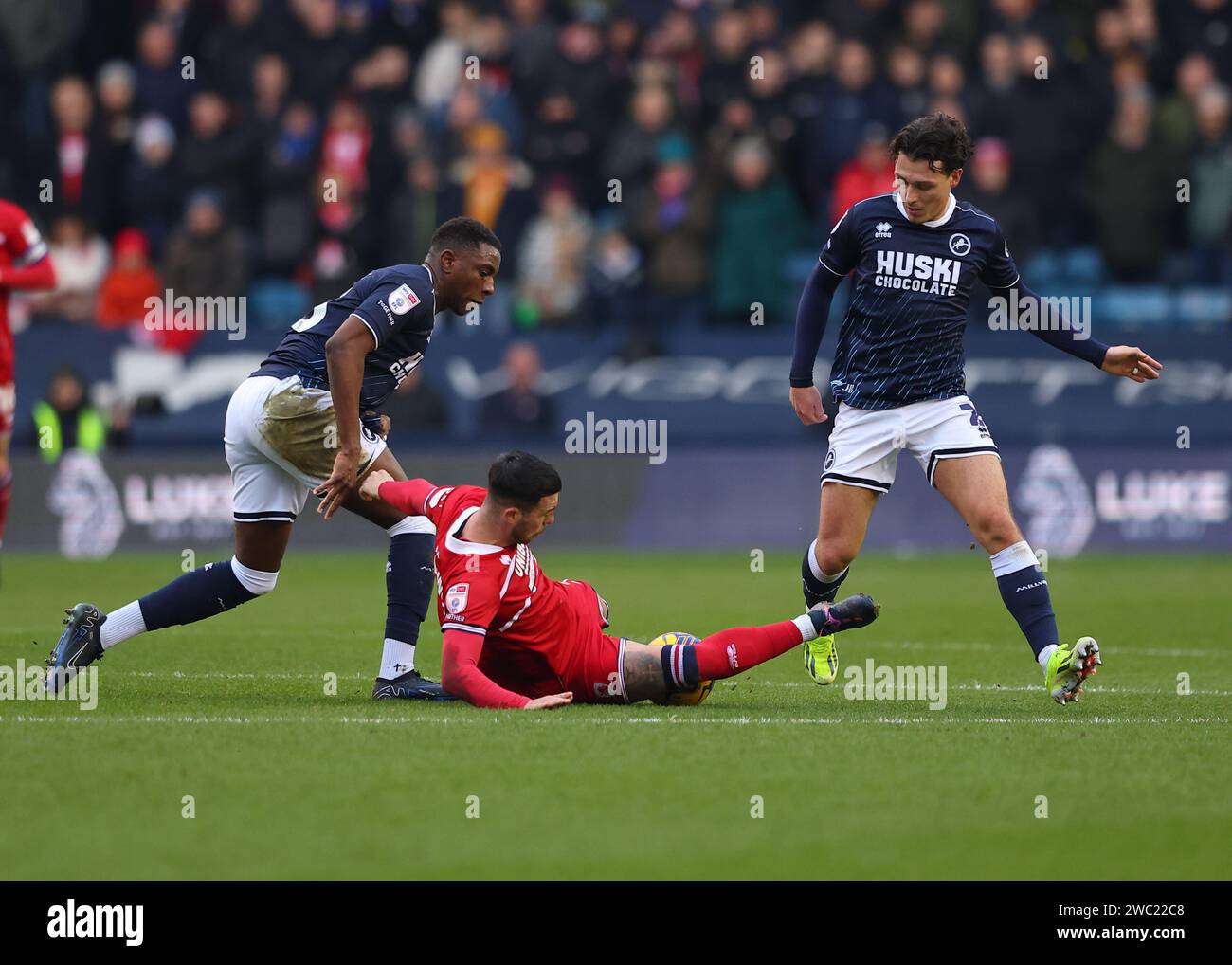 The Den, Bermondsey, Londres, Royaume-Uni. 13 janvier 2024. EFL Championship football, Millwall versus Middlesbrough ; Sam Greenwood de Middlesbrough défié par Wes Harding et Dan McNamara de Millwall Credit : action plus Sports/Alamy Live News Banque D'Images