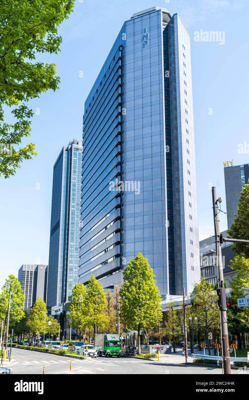 Vue sur la rue de l'imposante place du marché international, bâtiment IMP, au parc d'affaires Osaka, OBP. Printemps, journée ensoleillée, ciel bleu. Banque D'Images
