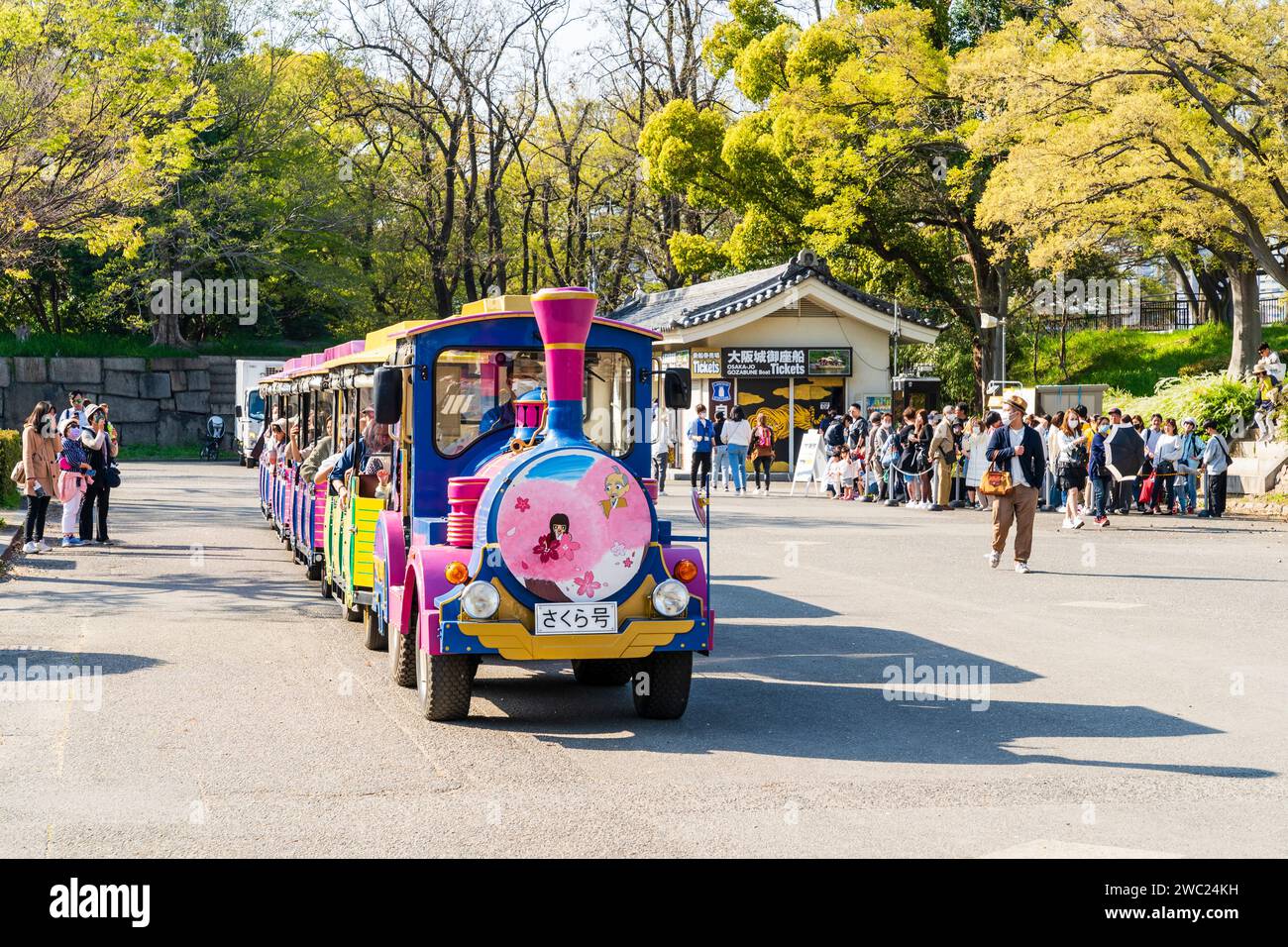 Le train routier d'Osaka à la gare de Gokurakubashi au parc du château d'Osaka par une journée ensoleillée de printemps. Un service de navette populaire auprès des familles et des enfants. Banque D'Images