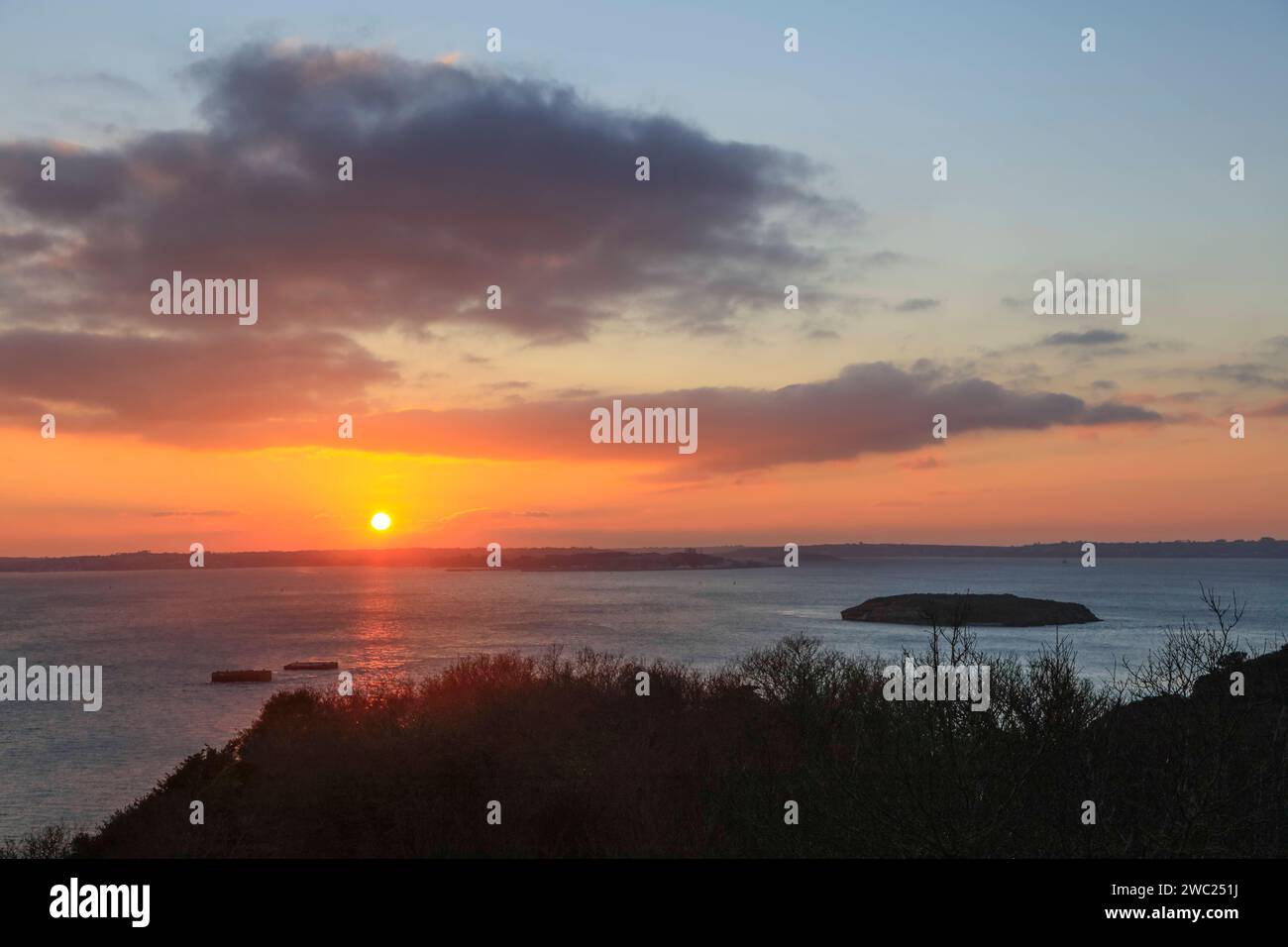 Blick BEI Sonnenuntergang von der Pointe de l Armorique über die Bucht Rade de Brest mit der kleinen Insel Ile ronde, hinten die Halbinsel Presqu ile de Crozon mit der Ile longue, Basis strategische Atom-U-Boote der französische Marine, links die zwei von der deutschen Marine im zweiter Weltkrieg gebauten Dalben Dalben, an denen das Schlachtschiff Bismarck anlegen sollte, Halbinsel Plougastel-Daoulas, Département Finistère Penn-ar-Bed, région Bretagne Breizh, Frankreich *** vue au coucher du soleil depuis la Pointe de l'Armorique sur la baie de Rade de Brest avec la petite île Ile ronde, derrière la presqu'île P Banque D'Images