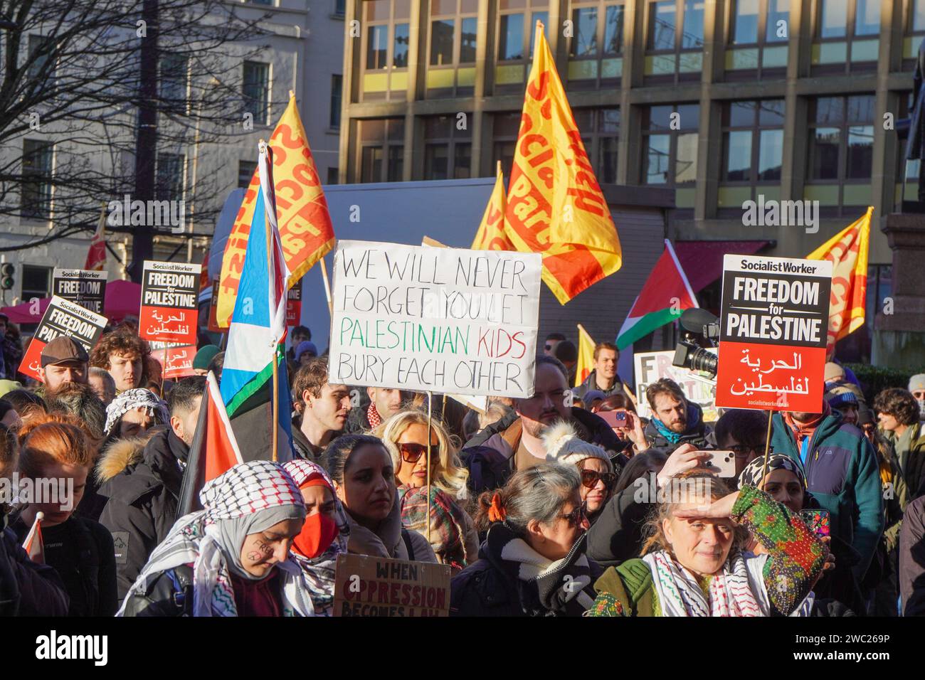 Glasgow, Royaume-Uni. 13 janvier 2024. Plusieurs centaines de manifestants ont pris part à un rassemblement pro-Palestine, pro Gaza, anti-Israël à George Square, Glasgow devant les chambres de la ville. Après les discours, le rassemblement prévoyait de marcher à travers la ville jusqu'au siège écossais du ministère de la Défense, à Brown Street, Glasgow. Crédit : Findlay/Alamy Live News Banque D'Images