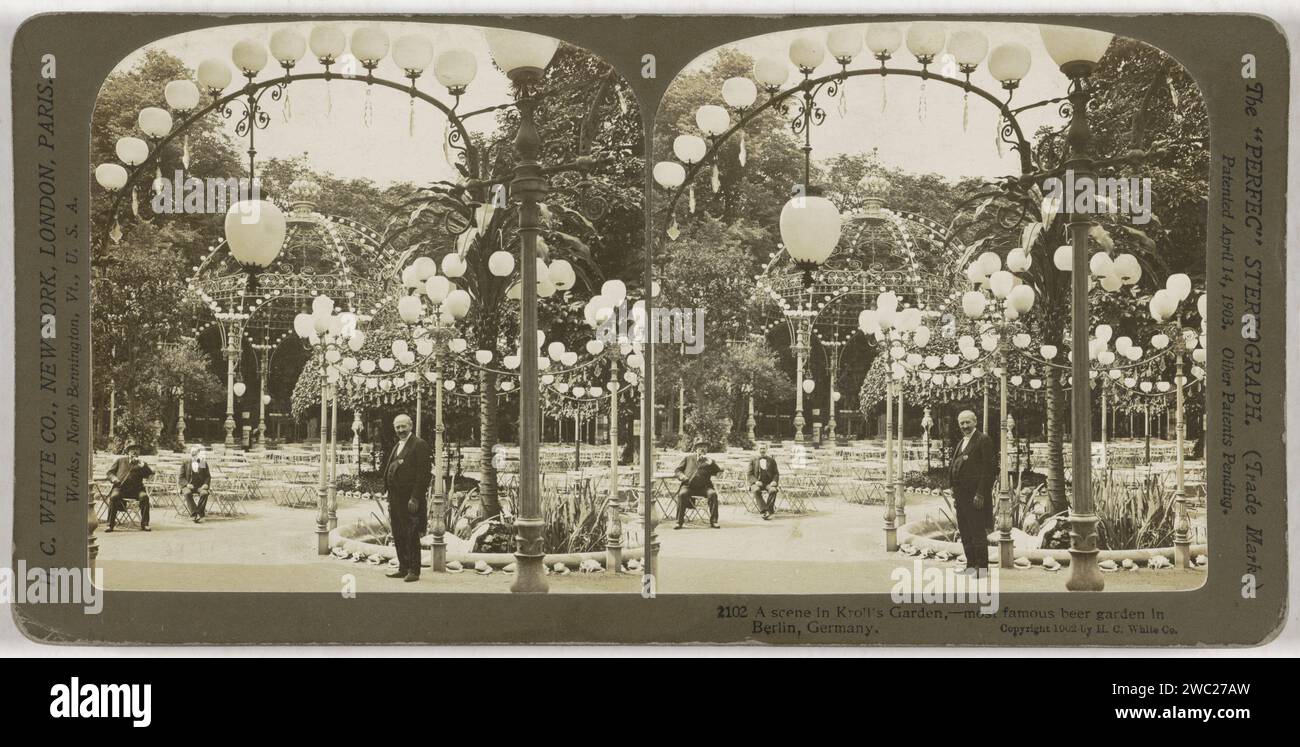 Kroll's Biergarten in Berlin, Anonymous, H.C. White Co., 1902 Stereography Berlineditor : New York (ville) (possiblement) carton. Support photographique pavement de tirage argentique de gélatine, terrasse en face de l'auberge ou du restaurant Berlin Banque D'Images